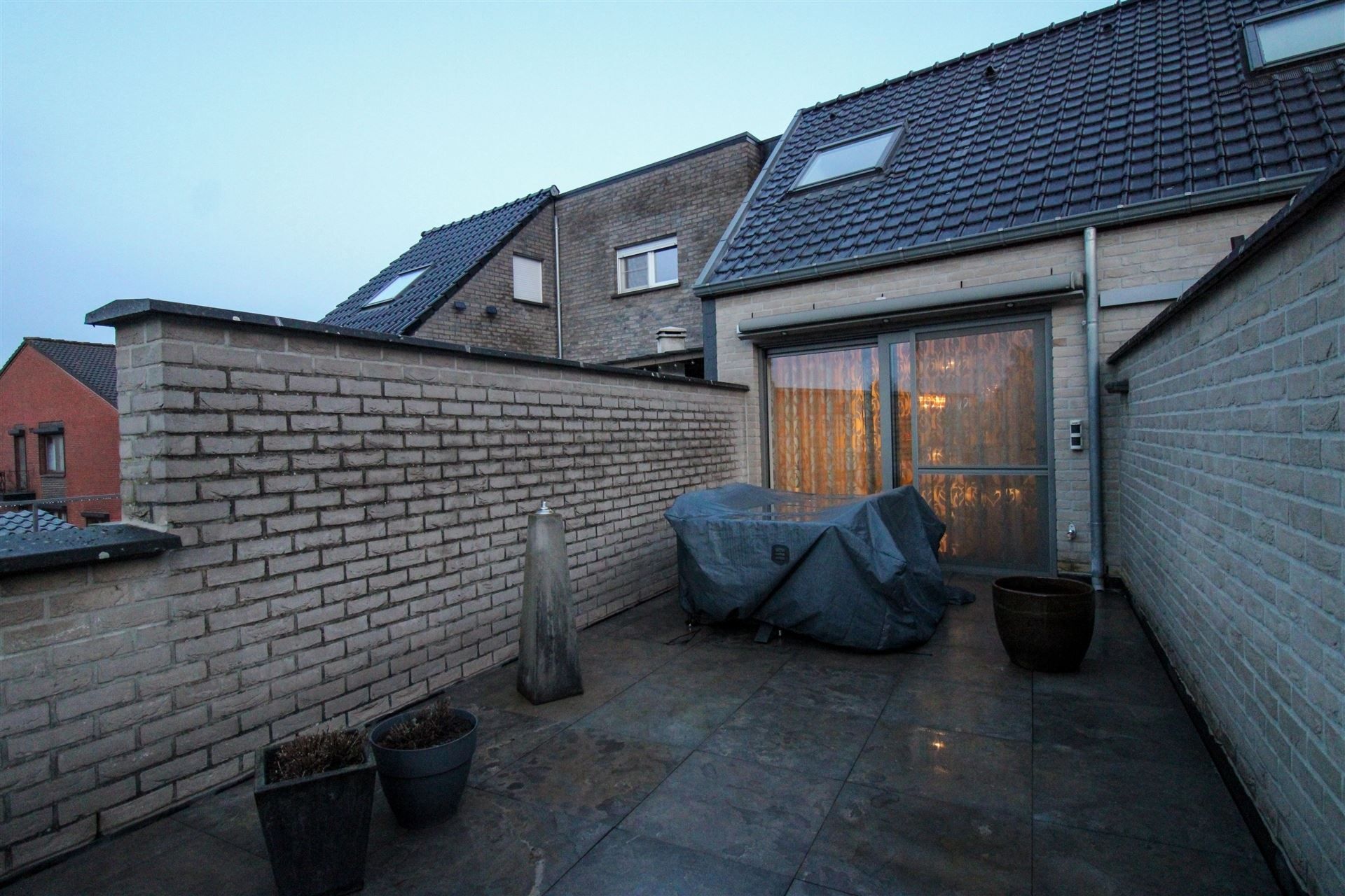 Instapklaar duplexappartement met terras, twee slaapkamers, twee parkeerplaatsen en ruime kelderberging te Maasmechelen! foto 15