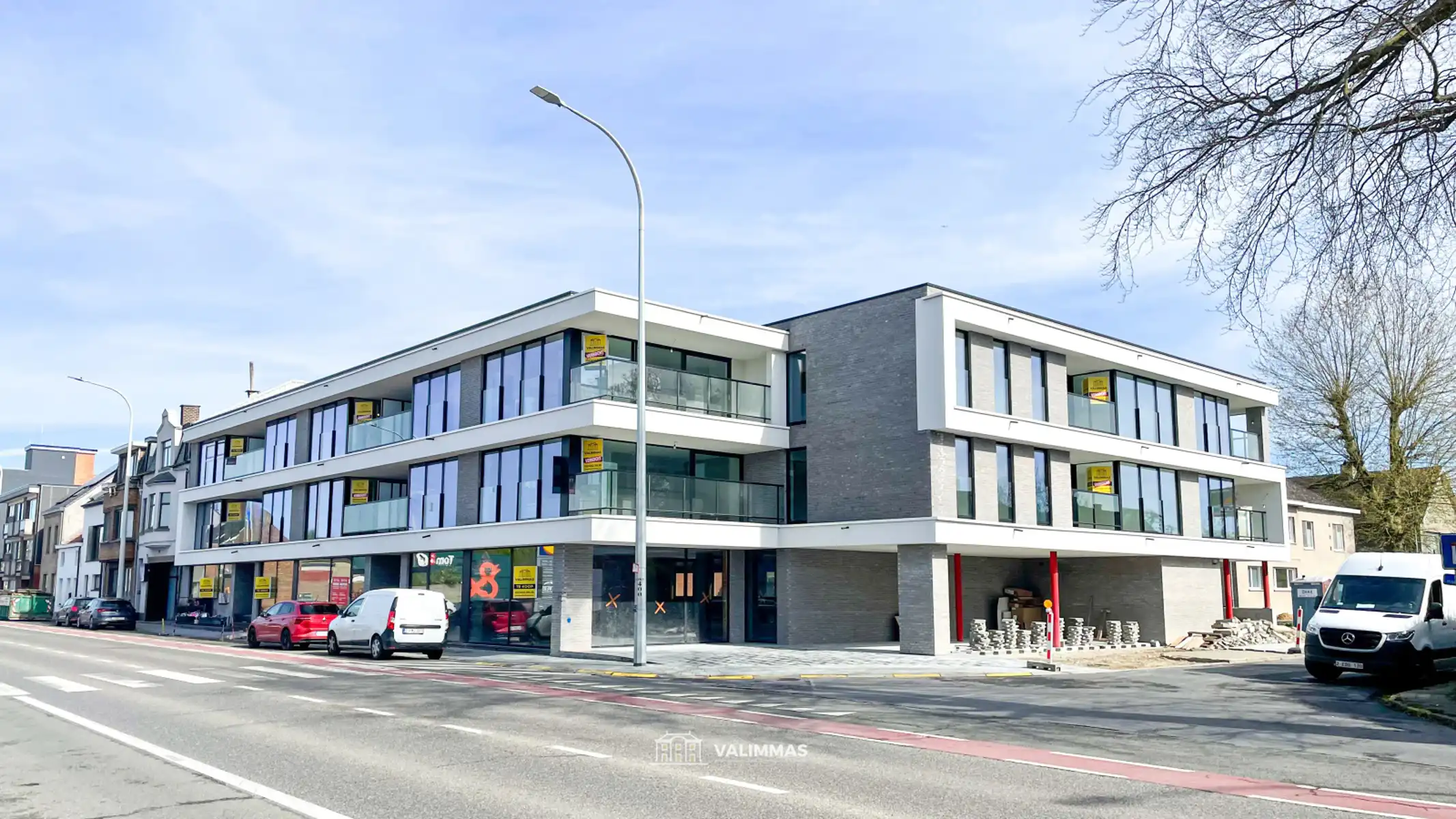 Commercieel gelijkvloers met grote kelder en 4 parkings... foto {{pictureIndex}}