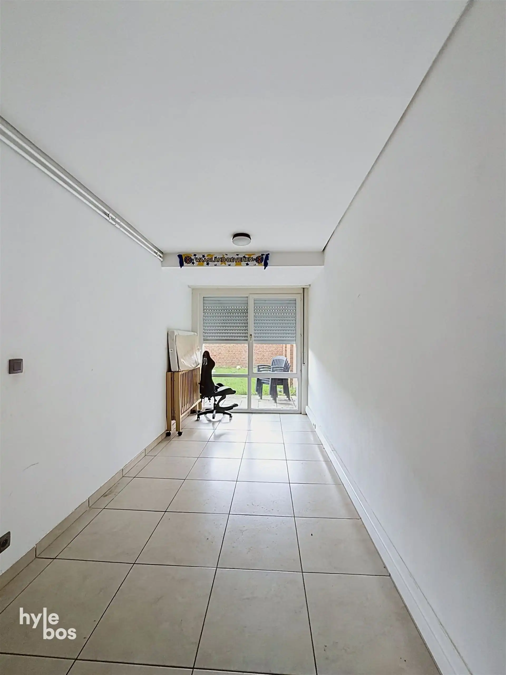Centraal gelegen, zeer ruim drie slaapkamer appartement met stadstuin en garage foto 8