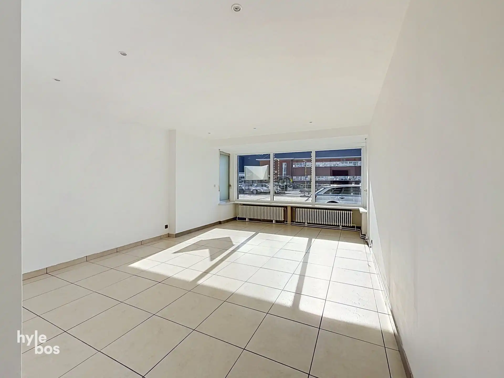 Centraal gelegen, zeer ruim drie slaapkamer appartement met stadstuin en garage foto 8