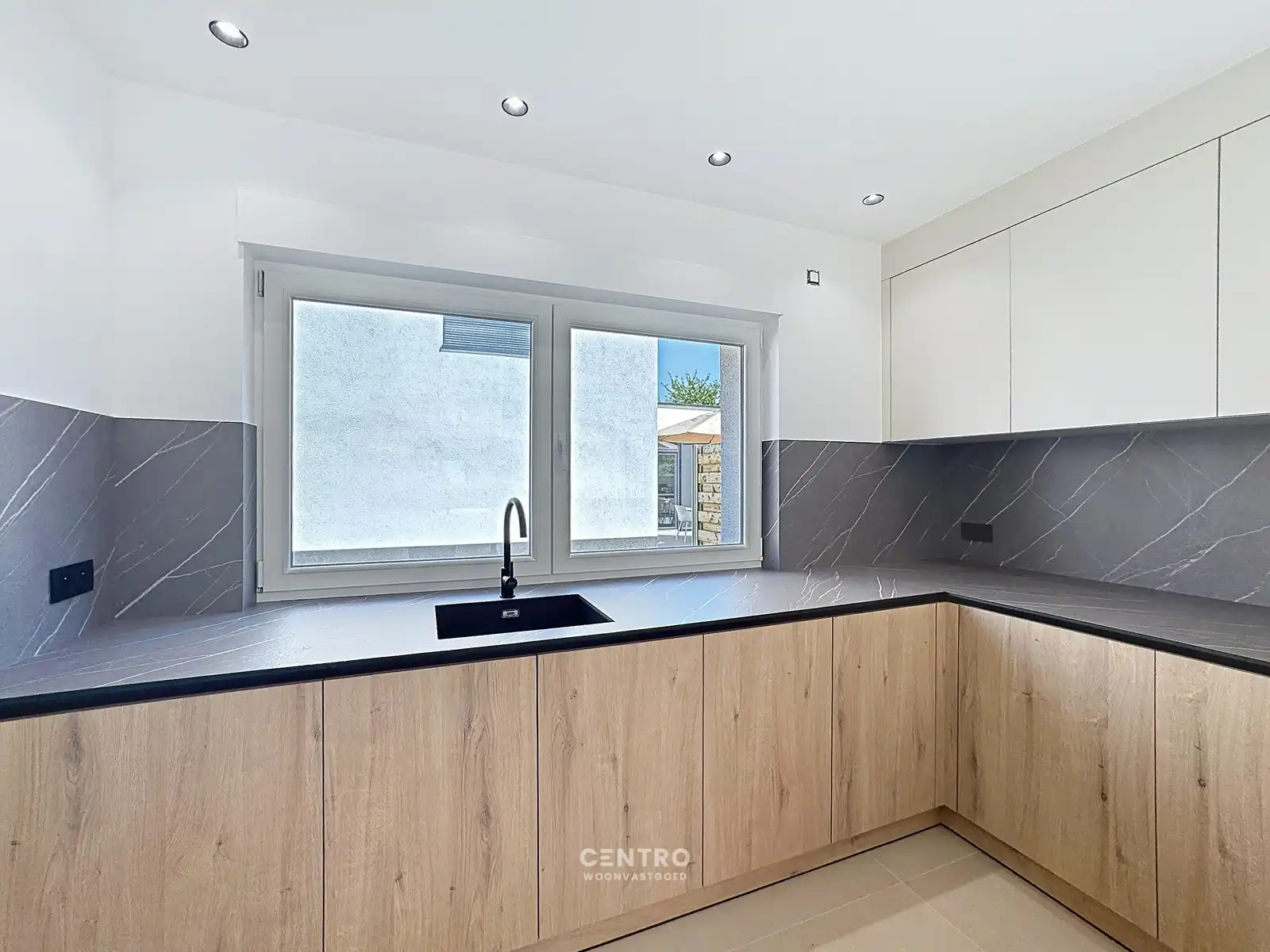 Gerenoveerde woning met 4 slpks, ZUIDger. tuin en ruime garagebox! foto 5
