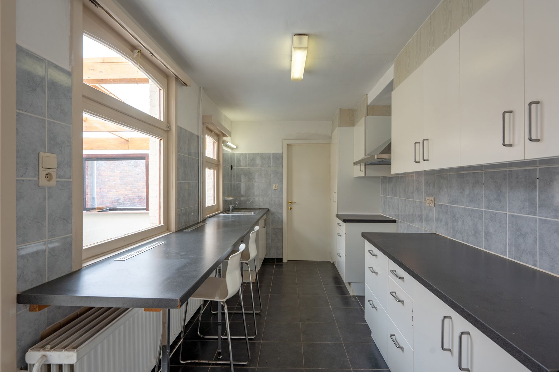 Goed gelegen te renoveren woning met 3 slaapkamers en ruime tuin! foto 6