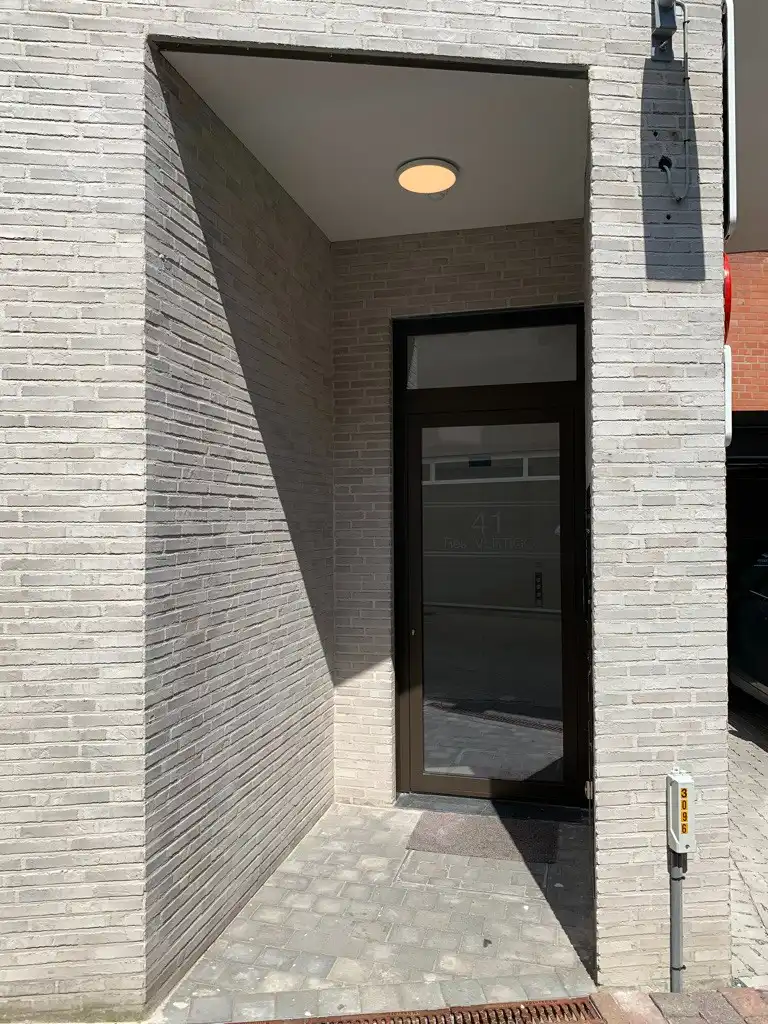 Centraal gelegen gloednieuwe handelsruimte in commercieel hart Waregem foto 4