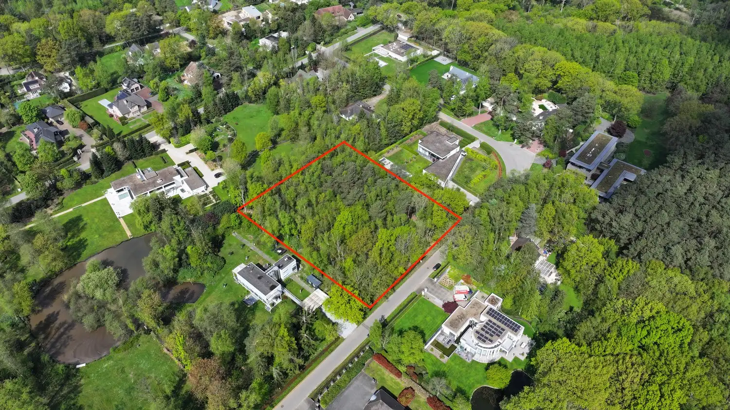 Fraaie villa-bouwkavel van 41a 45ca (4.145&nbsp;m²), zeer residentieel gelegen in villawijk "Zilverkust" te Lanaken-Rekem foto {{pictureIndex}}