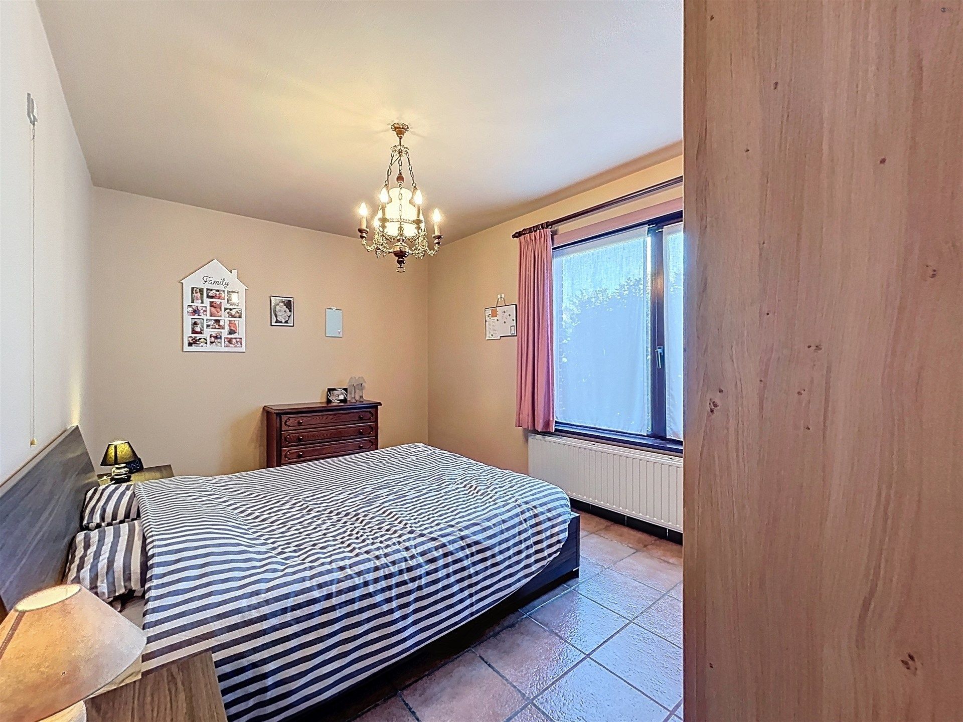 Rustig gelegen en instapklare open bebouwing (type bungalow)  met garage op perceel van 885m²  foto 11