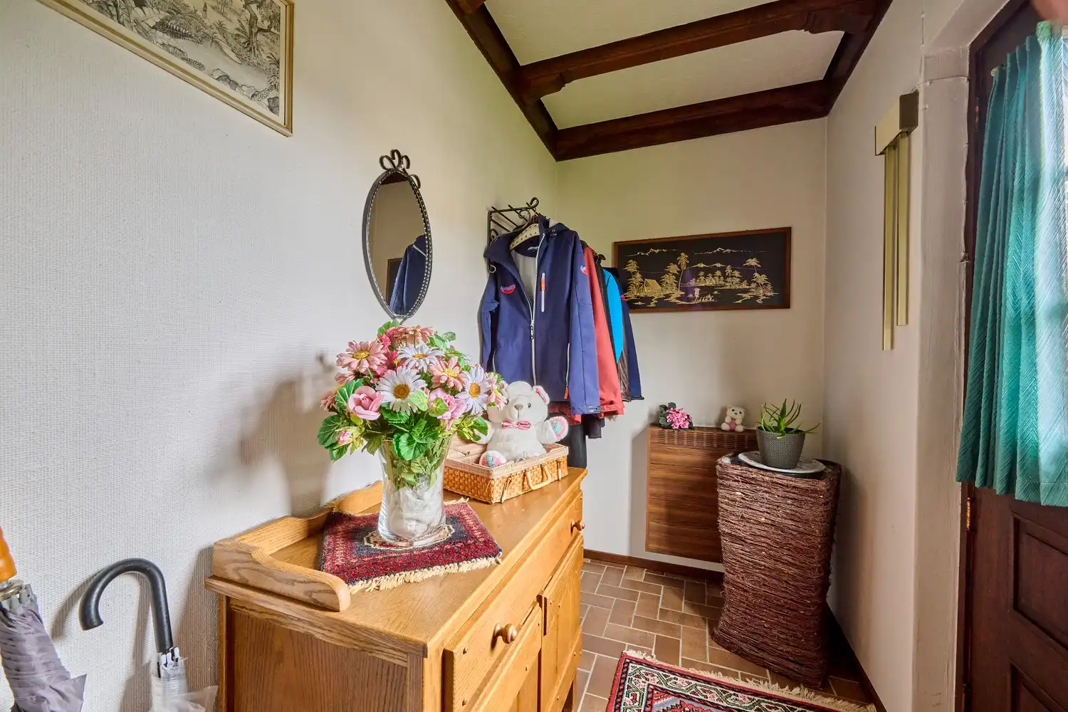 Gezellige en goed onderhouden bungalow met praktische bovenverdieping op fraai aangelegd perceel foto 4