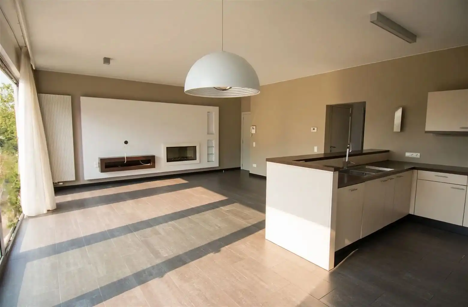 Prachtig appartement met 2 slaapkamers, terras en garagebox gelegen in Residentie Kloosterbempden, midden in het centrum van Maaseik. foto {{pictureIndex}}