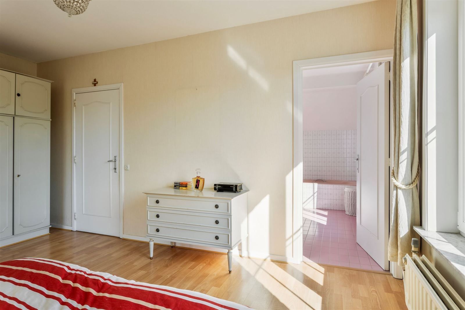Ruime achterin gelegen villa met 5 slaapkamers op prachtig terrein van 40a foto 17