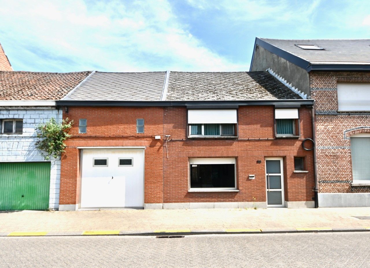 Te renoveren woning met 3 slaapkamers en dubbele garage. foto 1