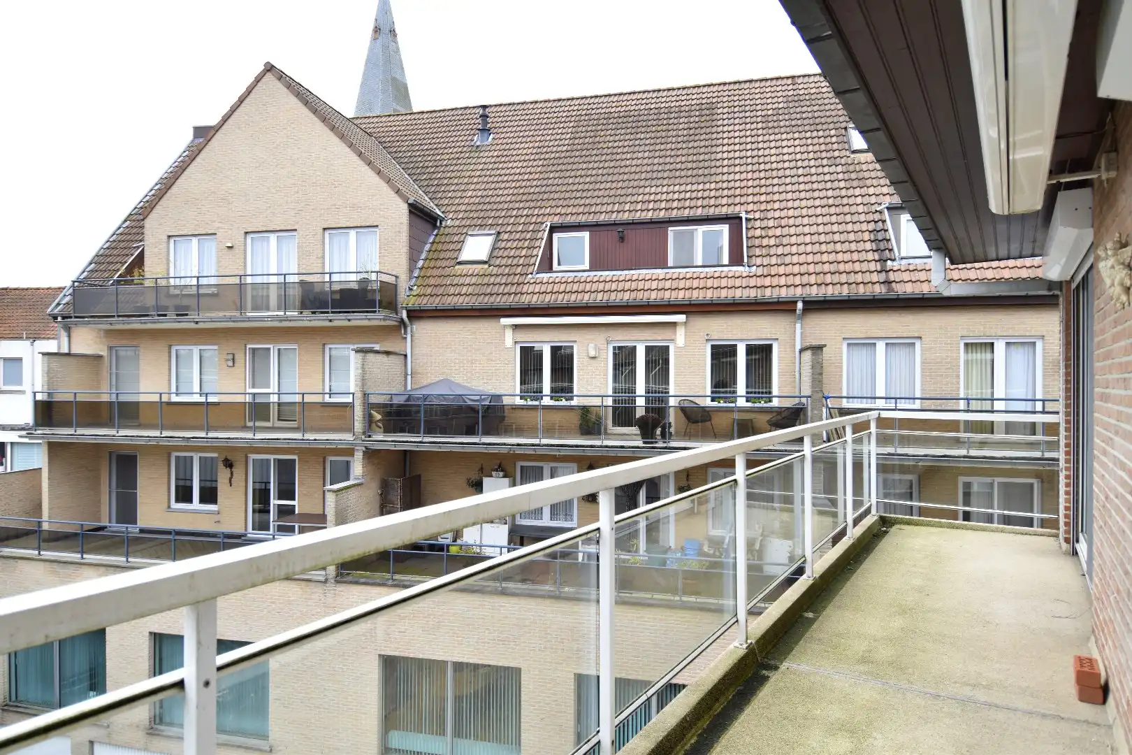 Instapklaar 2-slaapkamerappartement mét kelderberging op een toplocatie te Gullegem foto 11