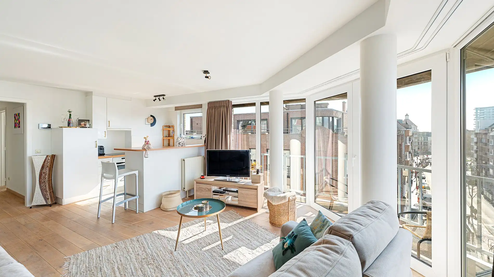 Zonnig hoekappartement te koop met 2 slpks. foto {{pictureIndex}}