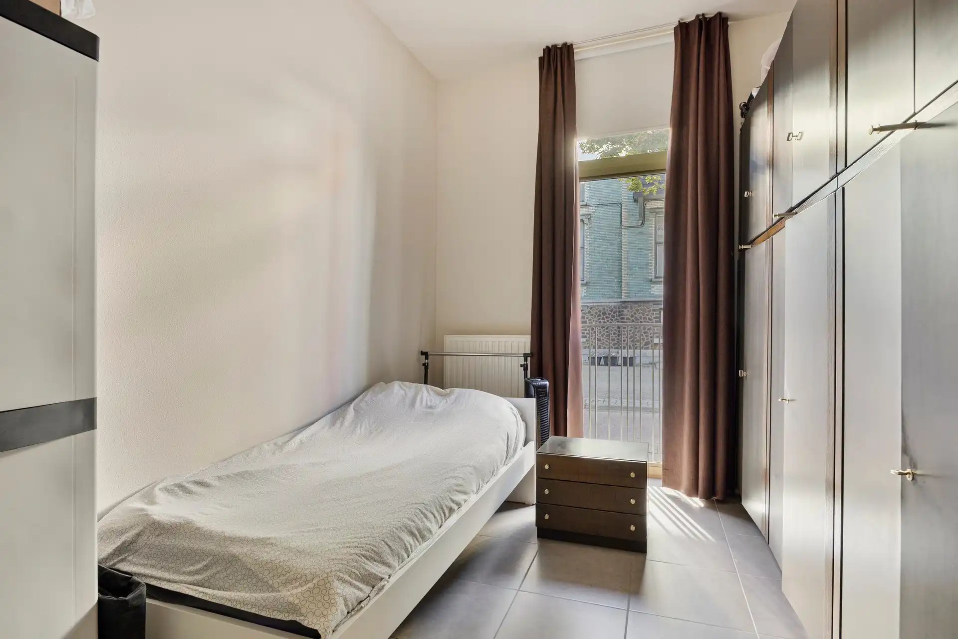 Lichtrijk gelijkvloers appartement met aparte toegang, 2 slaapkamers en plafonds van ca. 3 m foto 11