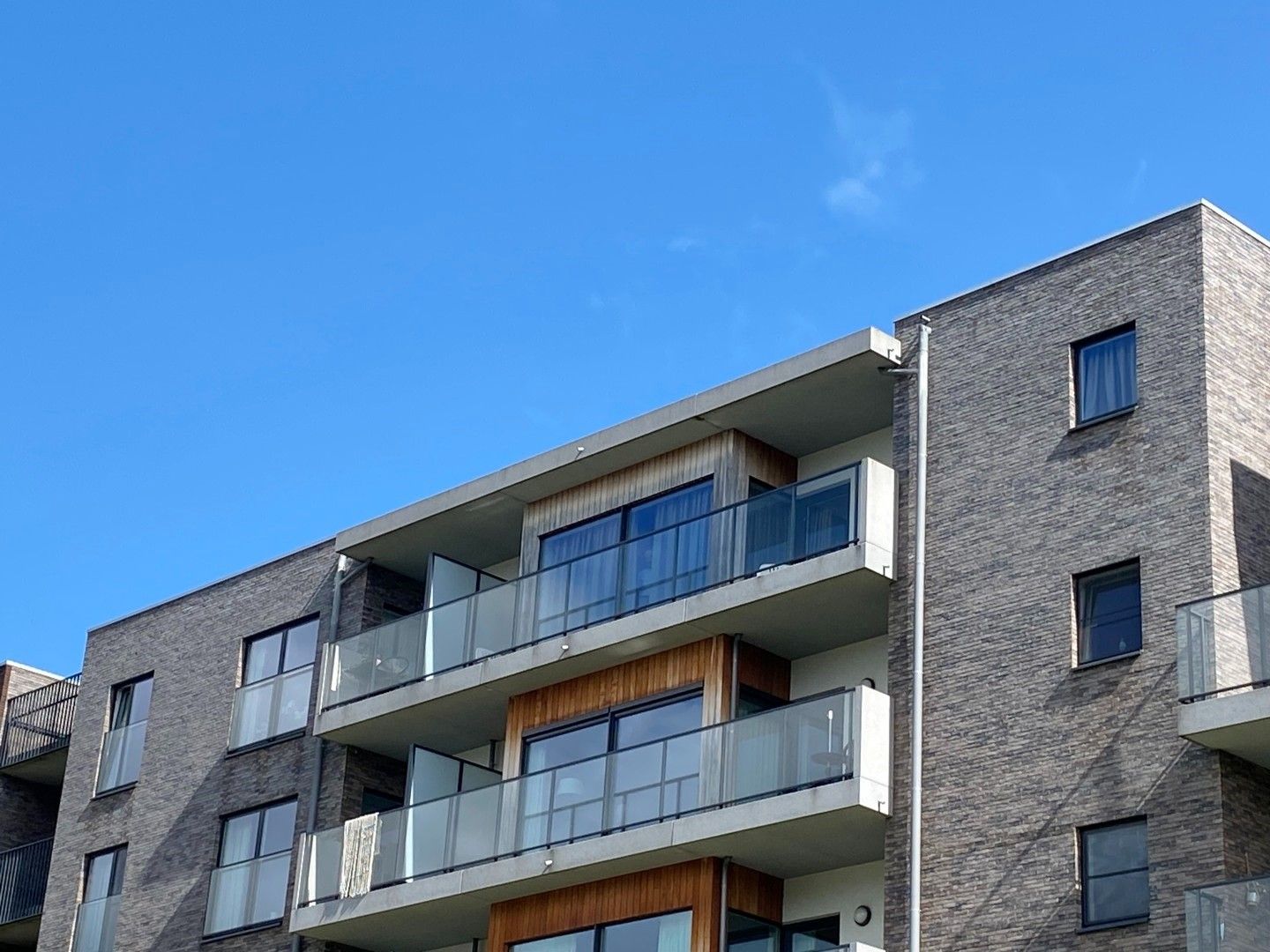 MODERNE ASSISENTIEWONING INCL. AUTOSTAANPLAATS foto {{pictureIndex}}