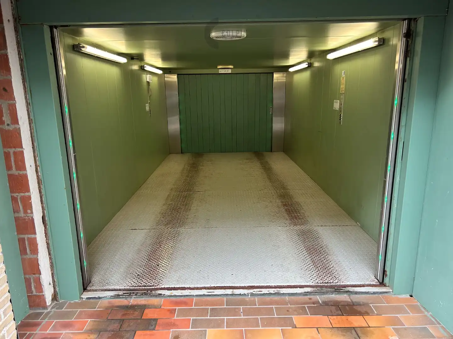 Autostaanplaats vlakbij de zeedijk foto 2