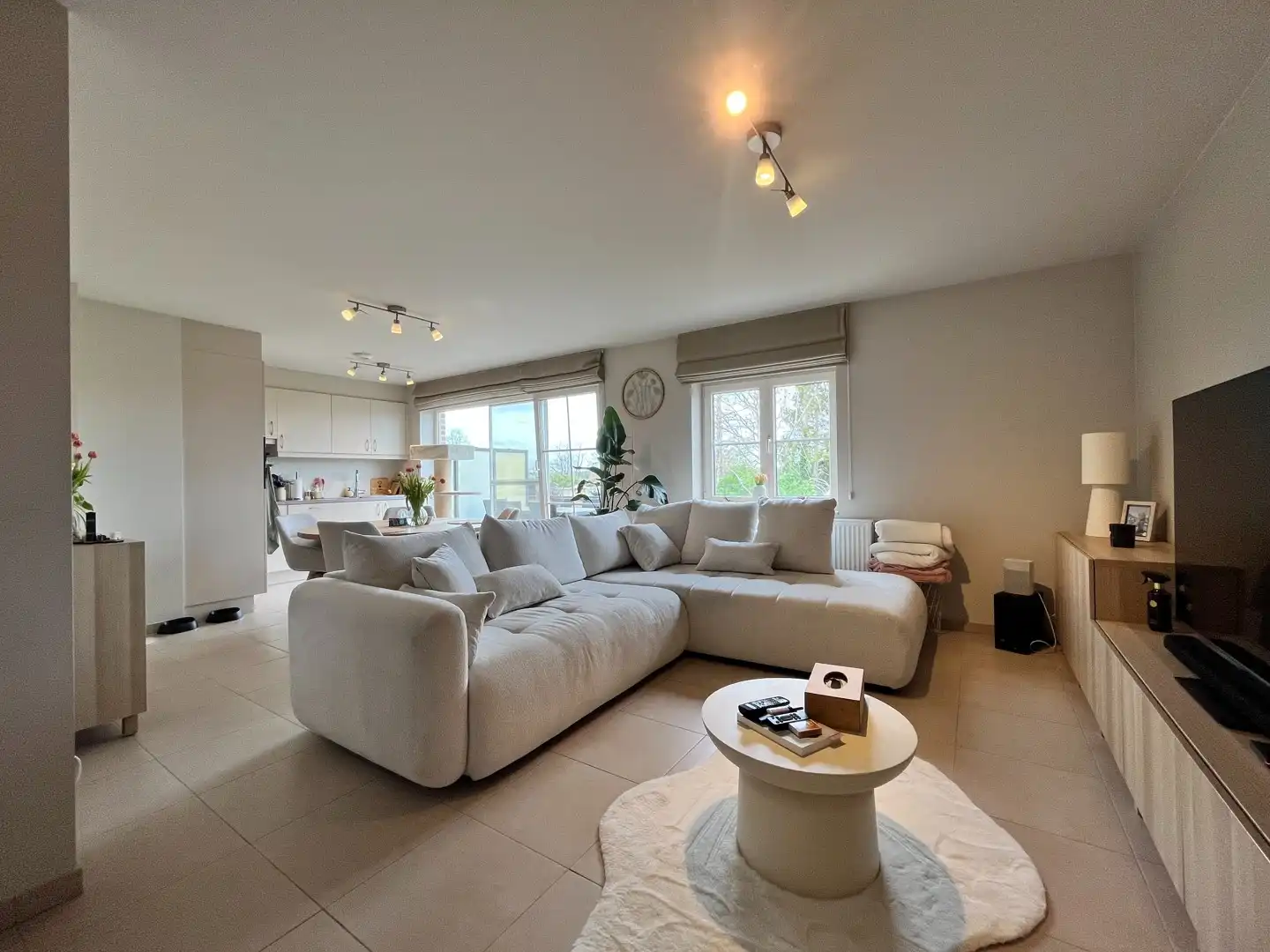 Ruim appartement met 2 slaapkamers en staanplaats te huur! foto 3