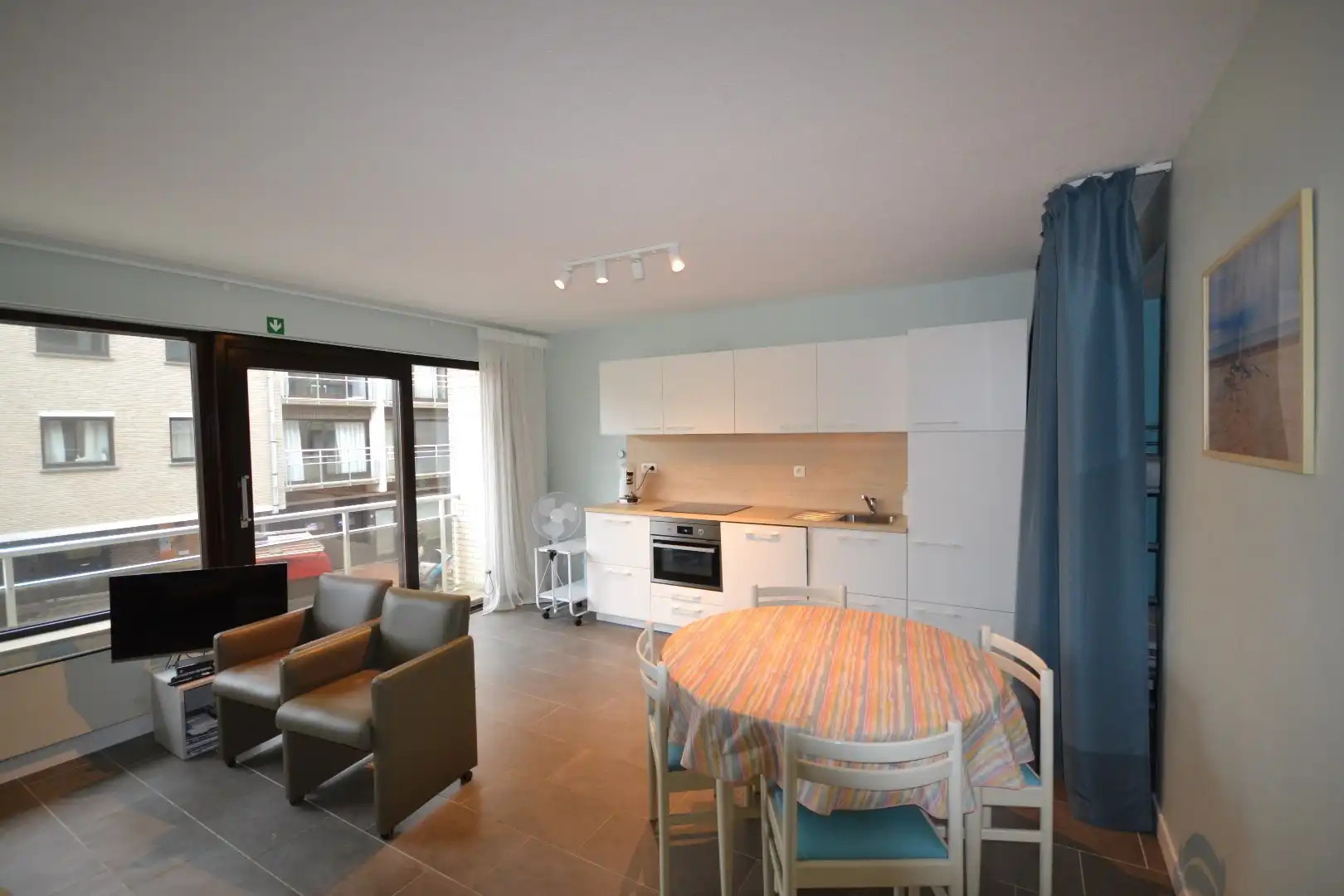Gemeubeld appartement met  slaaphoek te Oostduinkerke ,  terras en  zijdelinks zeezicht.  foto 3