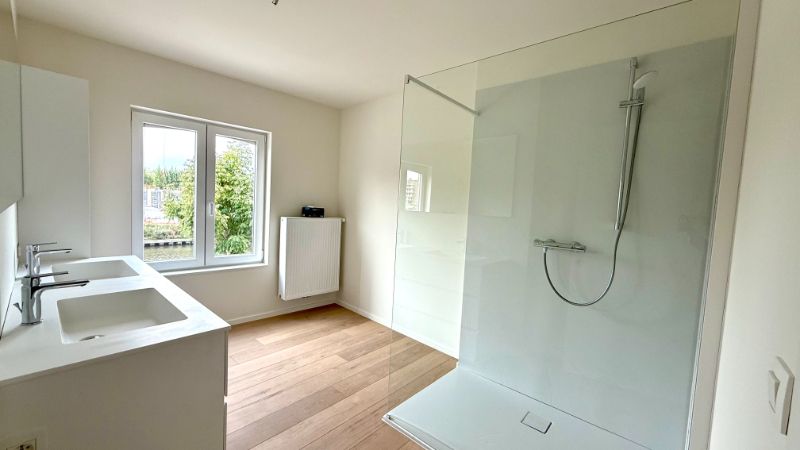 Prachtige vernieuwbouwwoning aan het water in hartje Deinze foto 21