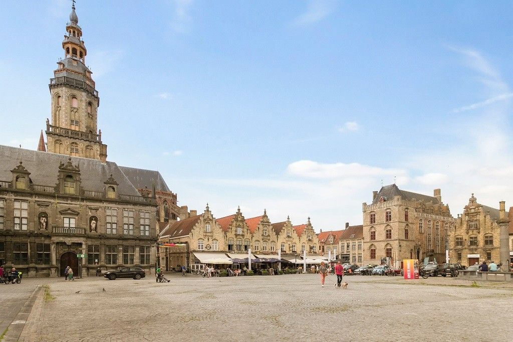 VEURNE: Charmant gerenoveerde en instapklare rijwoning pal in het historisch centrum van Veurne met alle nieuw comfort en 2 slaapkamers. foto 21