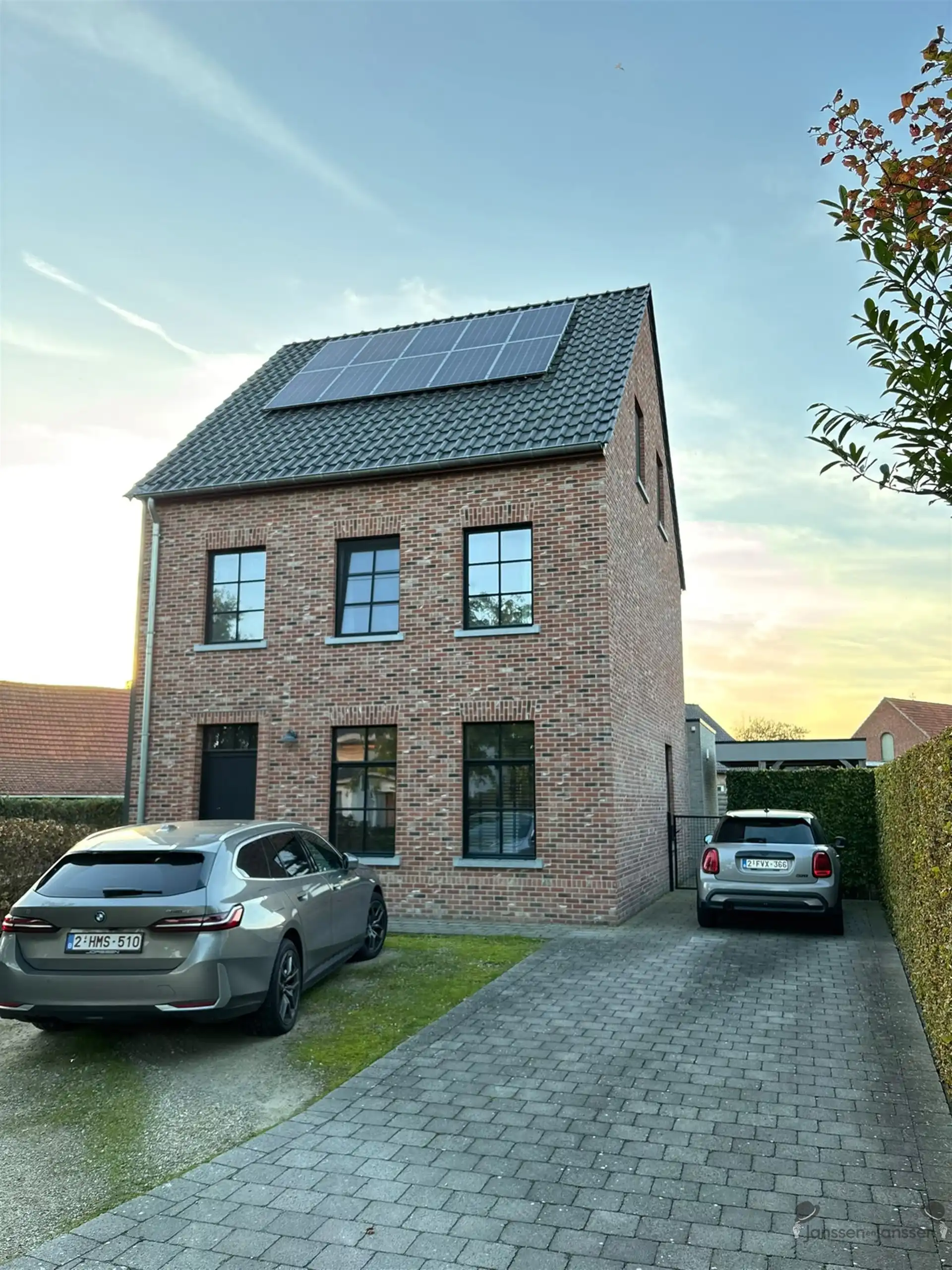 Ruime en energiezuinige woning met 4 slaapkamers, 2 badkamers en omheinde tuin in Wuustwezel  foto 2