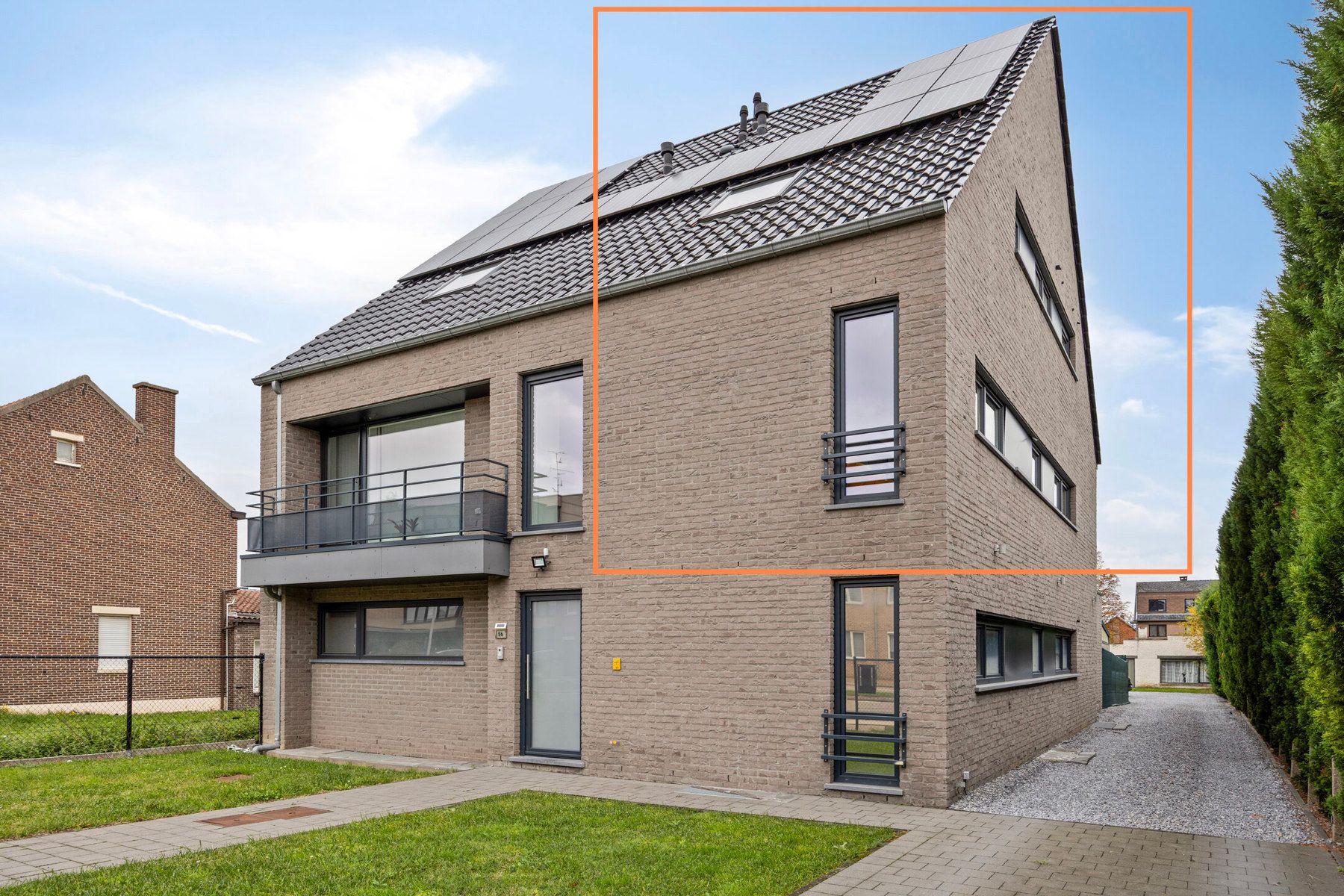 PRACHTIG AFGEWERKT EN ENERGIEZUINIG DUPLEX-APPARTEMENT (123 M2 WOONOPPERVLAKTE) (BRON: EPB) MET 2 SLAAPKAMERS, RUIM  EN ZONOVERGOTEN TERRAS, EN AUTOSTANDPLAATS EN TUINBERGING TE NEERHAREN!  foto {{pictureIndex}}