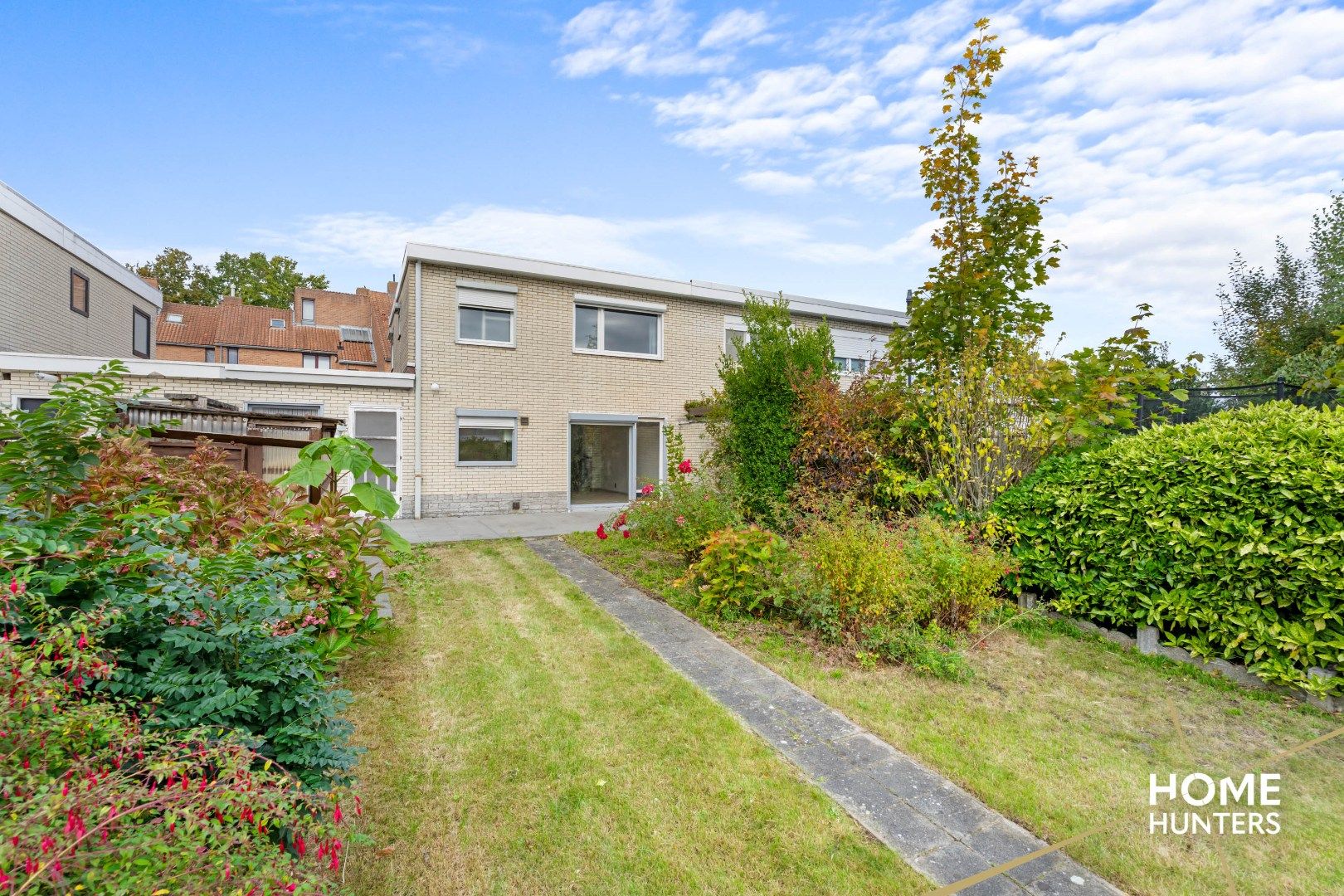 Rijwoning met garage en ruime tuin in Zwevegem foto 7