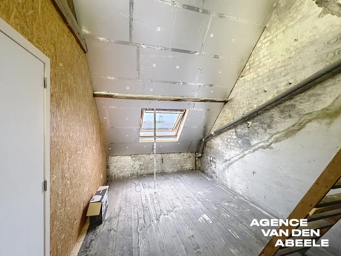 Zeer ruime burgerswoning met 4 slaapkamers en groot terras nabij de Smedenpoort   foto 14