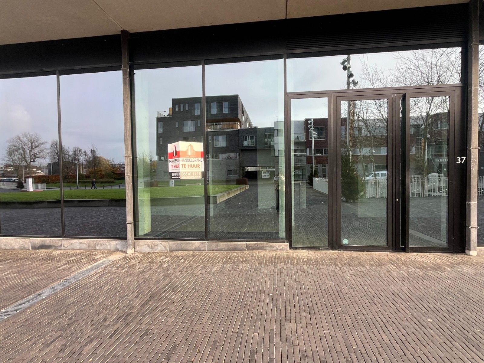 Uitstekend Gelegen Handelspand te huur met Grote Façade in Waregem foto 12