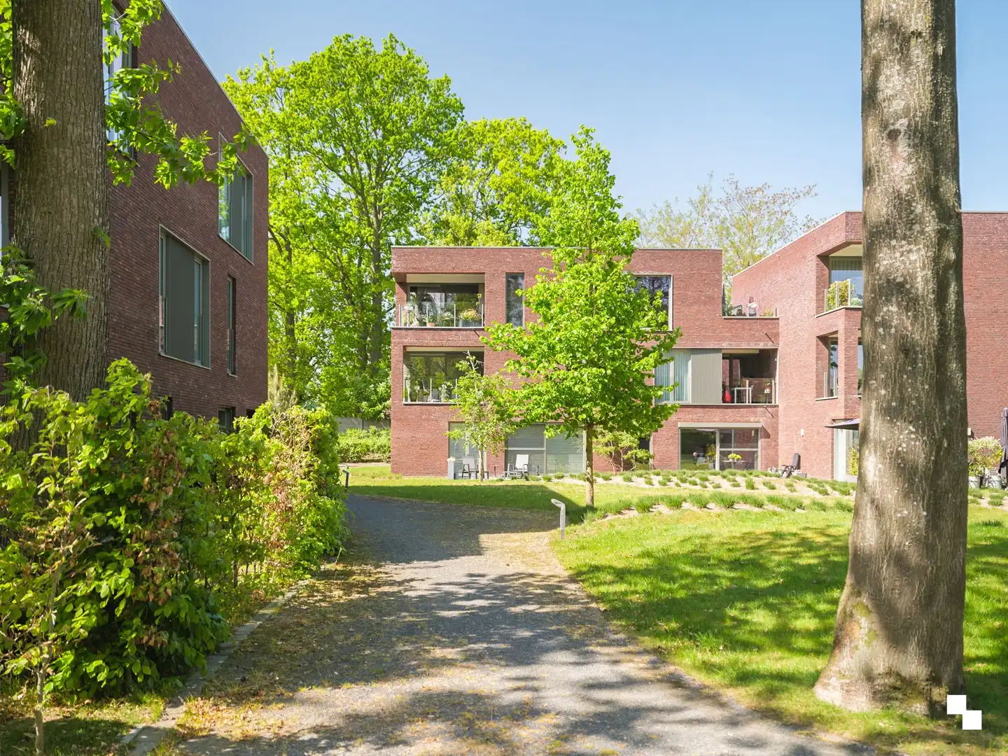 Gelijkvloers appartement omgeven door groen aan de Sint-Denijskerk foto 21