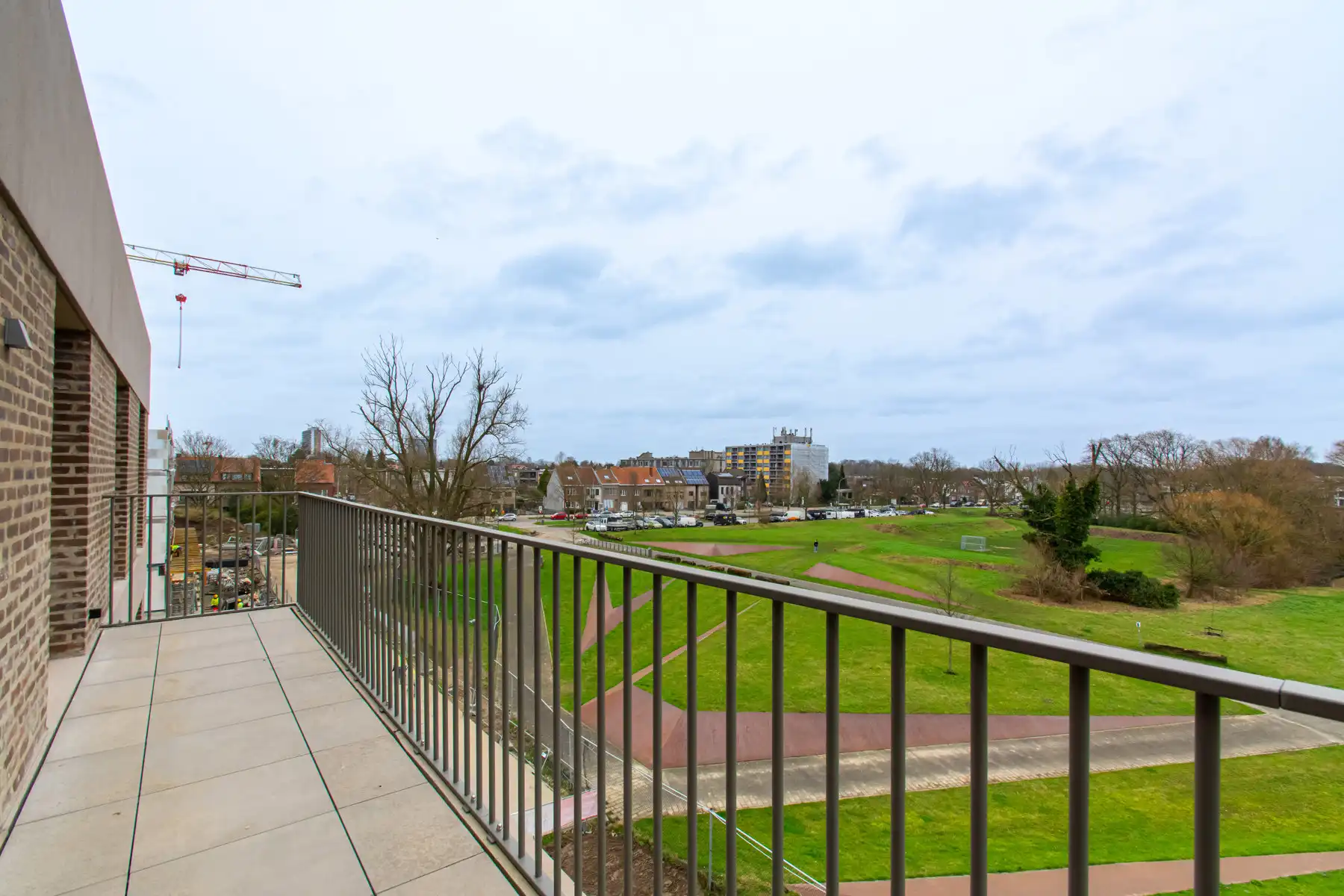 Lichtrijk appartement omringd door park en natuur foto {{pictureIndex}}