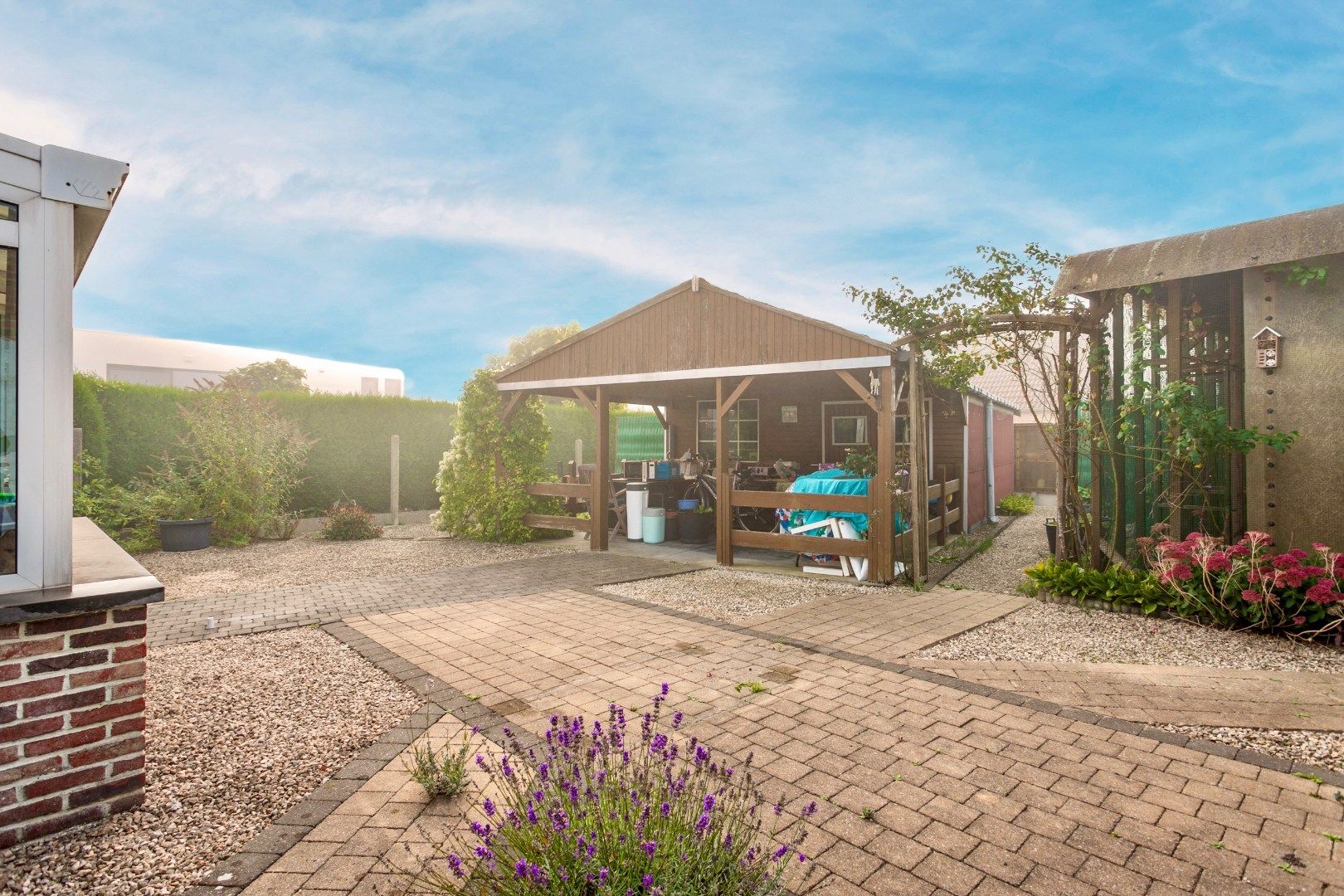 Ruime, te renoveren woning met 3 slpk en garage foto 10