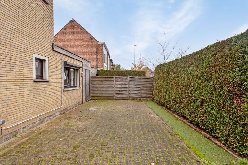 RUIME HALF OPEN BEBOUWING MET TUIN EN GARAGE OP 202 m². foto 4