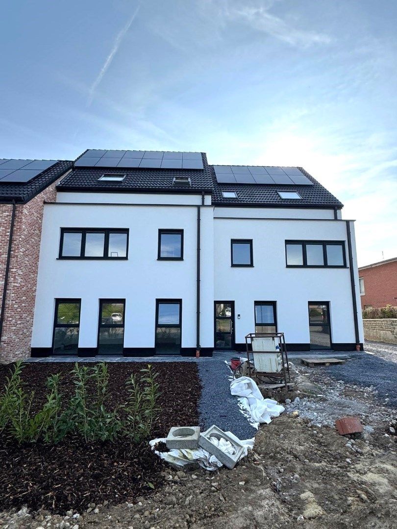 Nieuwbouwappartement (Duplex) met twee slaapkamers, terras en twee autostaanplaatsen foto {{pictureIndex}}