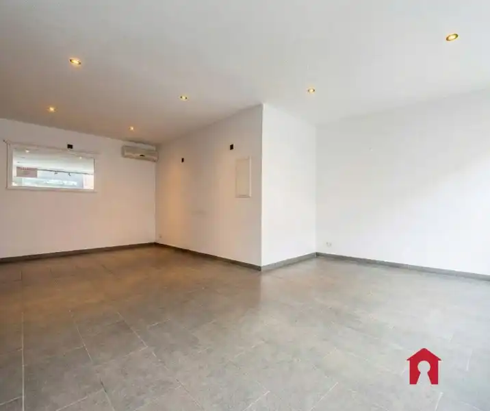 Gerenoveerde ruime gezinswoning met handelsruimte, garage, tuin en 3 slaapkamers op een perceel van 391 m² in het centrum van Wakken. foto 4