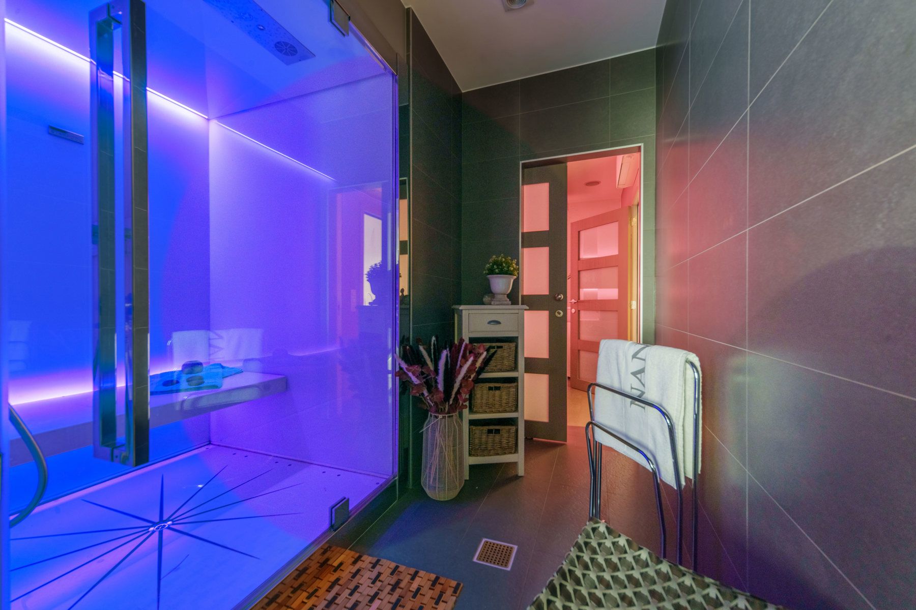 Instapklaar en veelzijdig pand momenteel, perfect ingericht voor het uitbaten van een schoonheidsinstituut.  foto 11