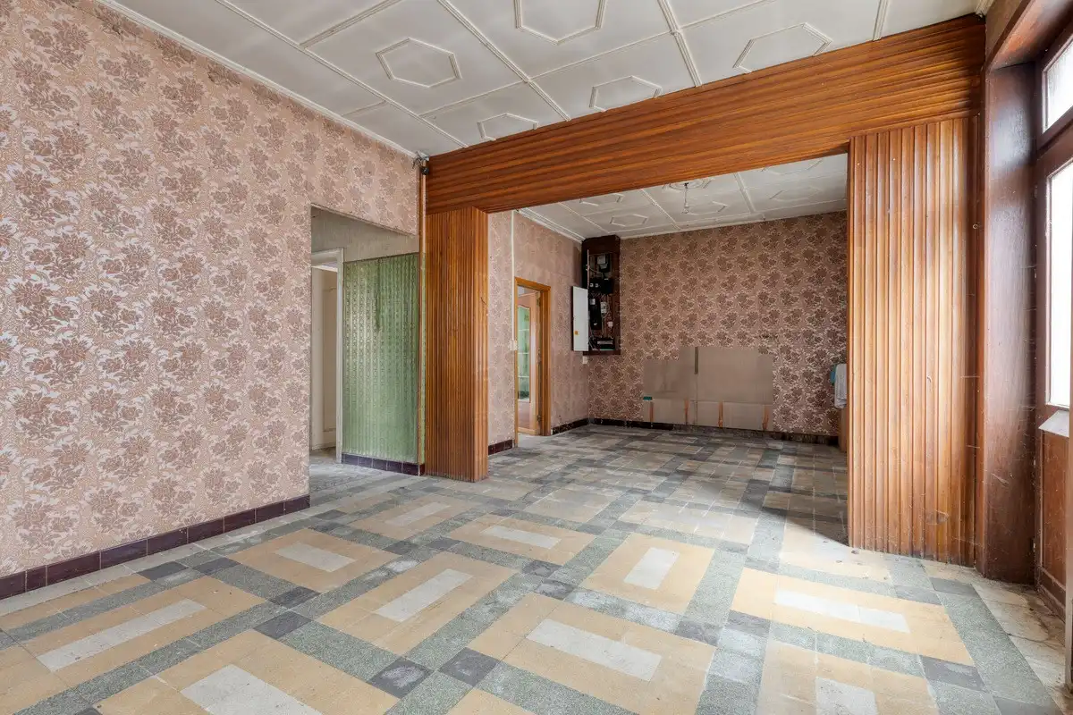 Te renoveren woning met magazijn en tweede oprit! foto 5