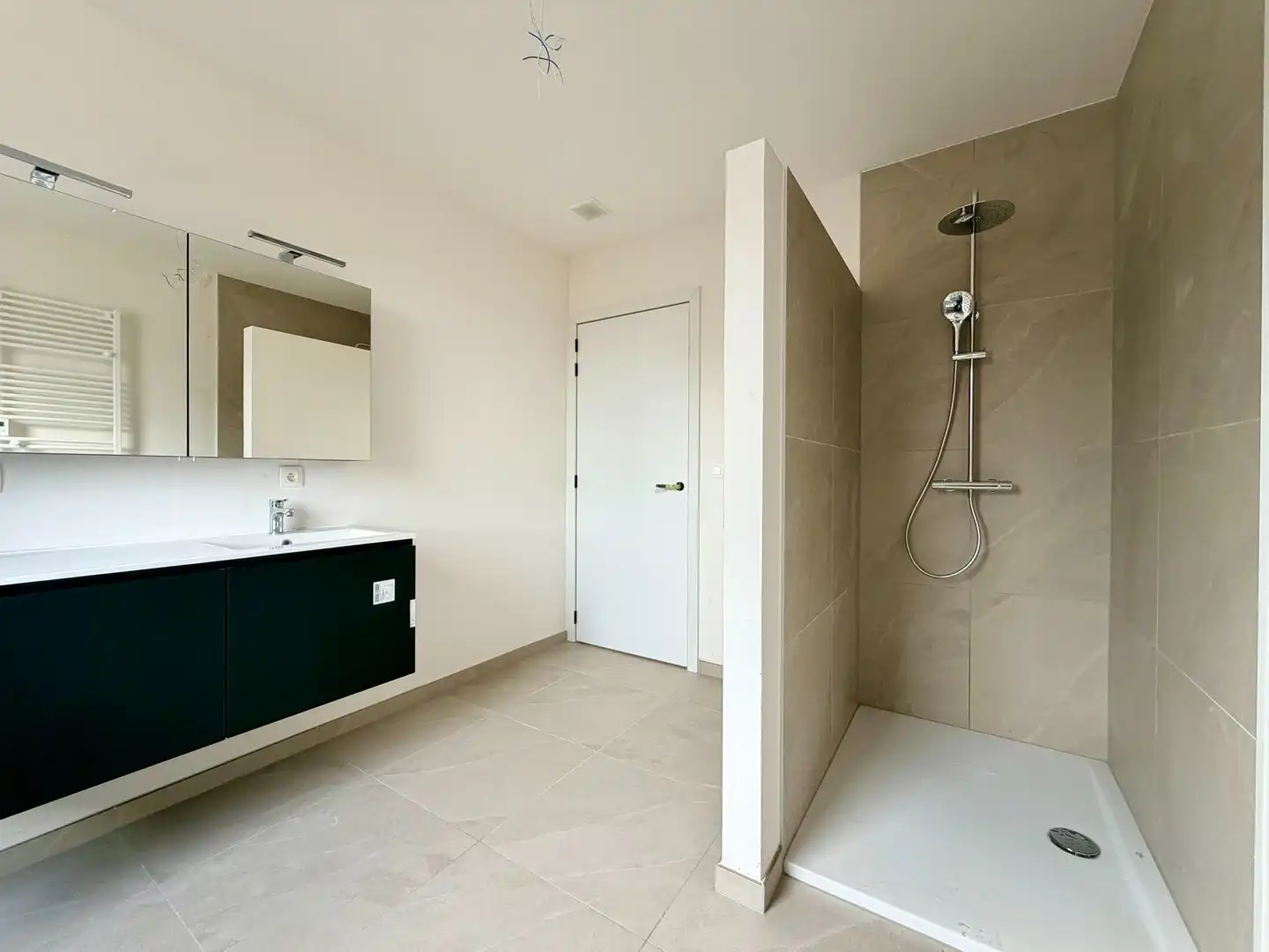 Uitzonderlijk ruime halfopen woning! foto 20