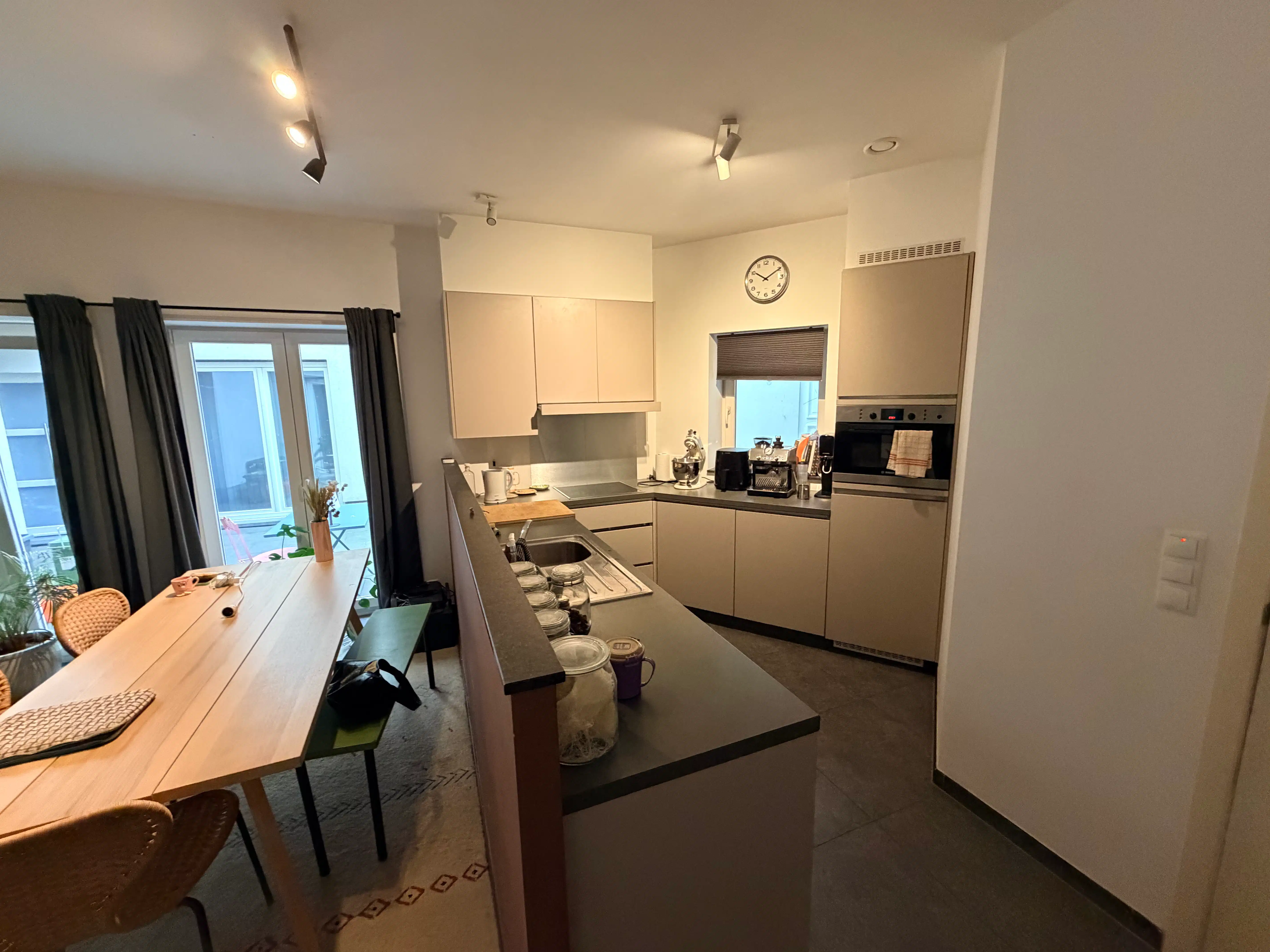 --- NIEUW --- Gezellig gelijkvloers appartement met 2 slaapkamers en terras op wandelafstand van het historisch centrum. foto 5