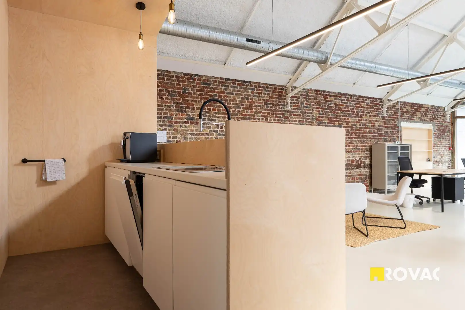 Stijlvolle en instapklare kantoorruimtes met binnentuin in centrum Izegem foto 13