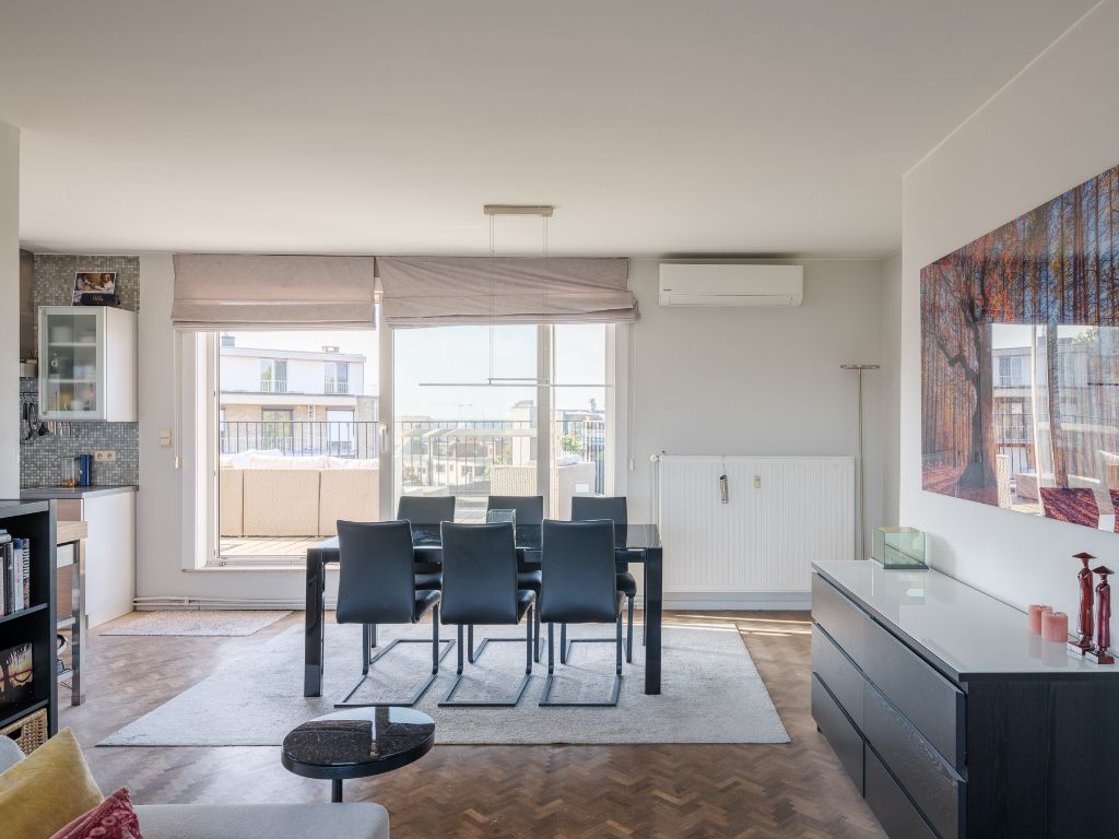 Unieke opportuniteit - Bijzonder dakappartement met 2 slaapkamers en uitzonderlijke terrassen (totaal +- 100m2) met weidse zichten, ideaal gelegen tussen het stadscentrum en het Citadelpark. foto 2