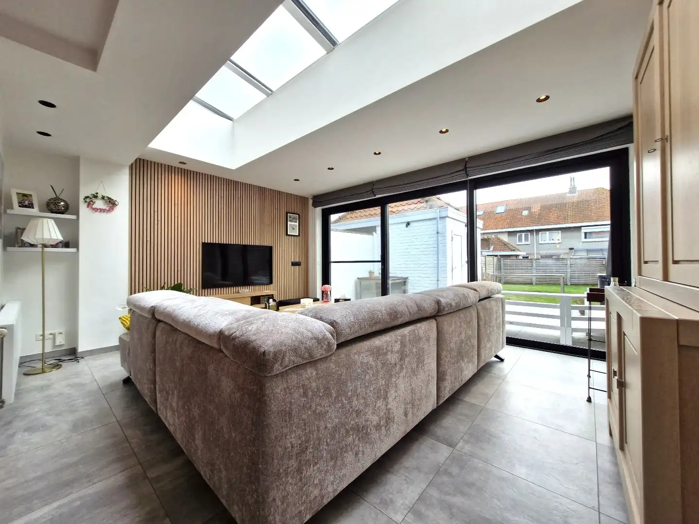 Knap gerenoveerde woning met uitzonderlijk lichtinval in het hartje van Heist foto 7