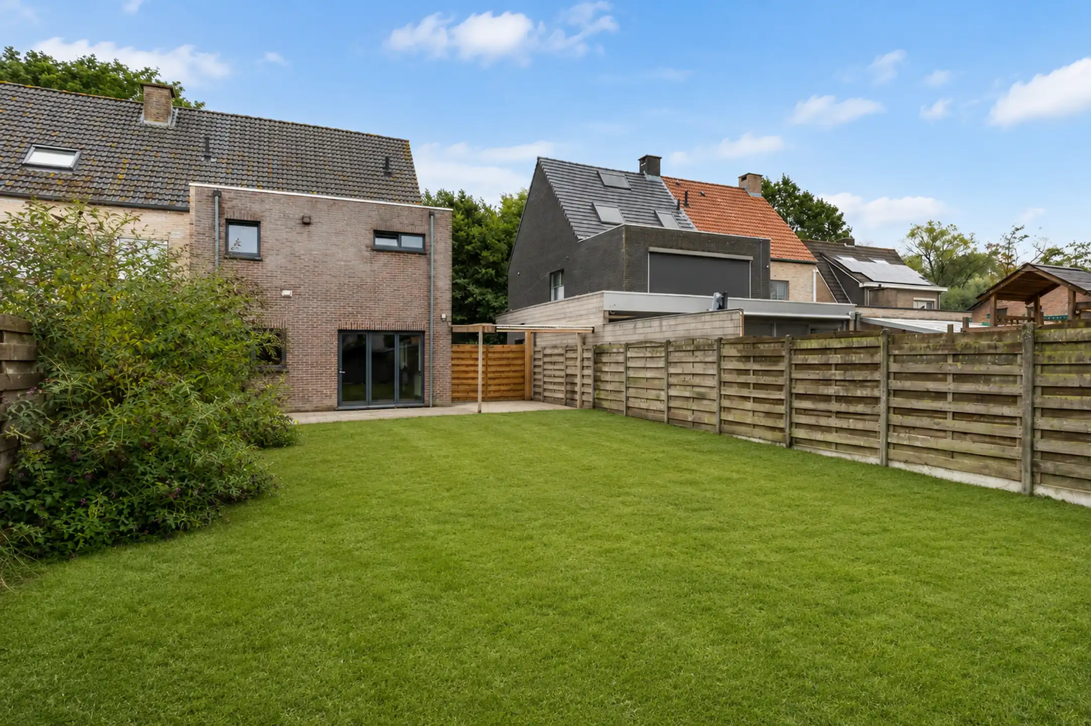 Ruime en lichtrijke gezinswoning met 3 slaapkamers, dressing bureau en aangename tuin foto 4