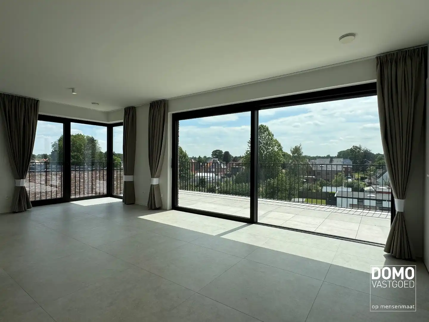 PENTHOUSE MET 2 SLAAPKAMERS, RUIM TERRAS EN AUTOSTANDPLAATS TE KERMT foto 5