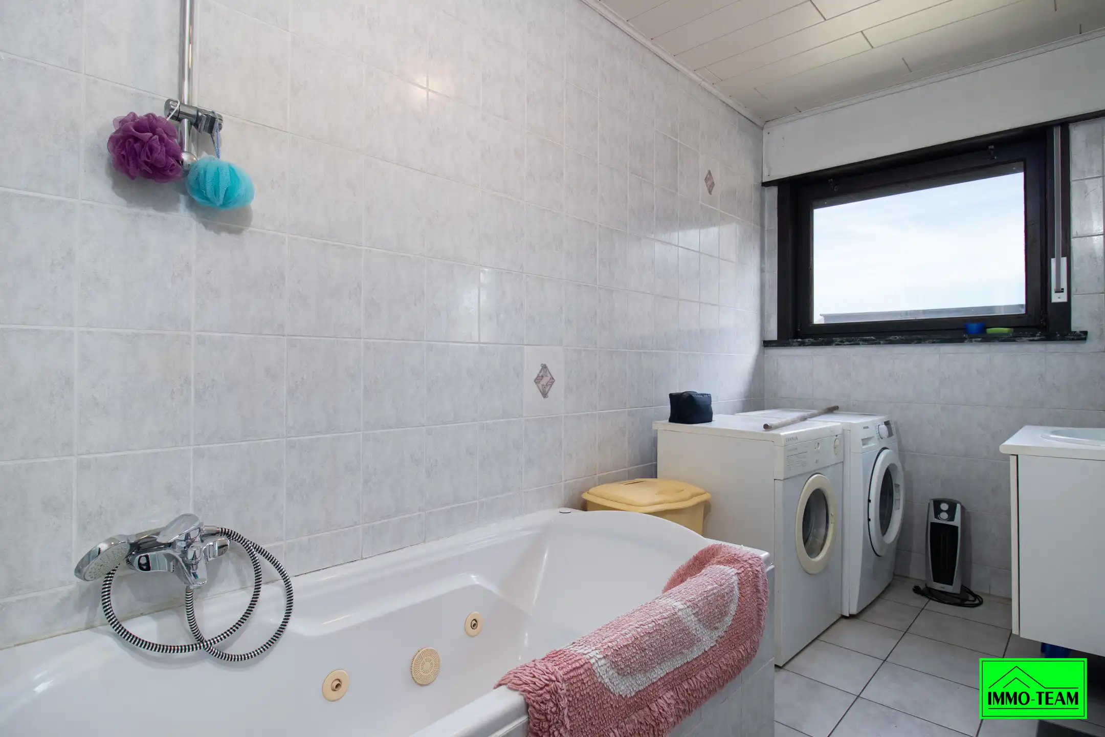 4-gevel woning in residentiële woonwijk foto 11