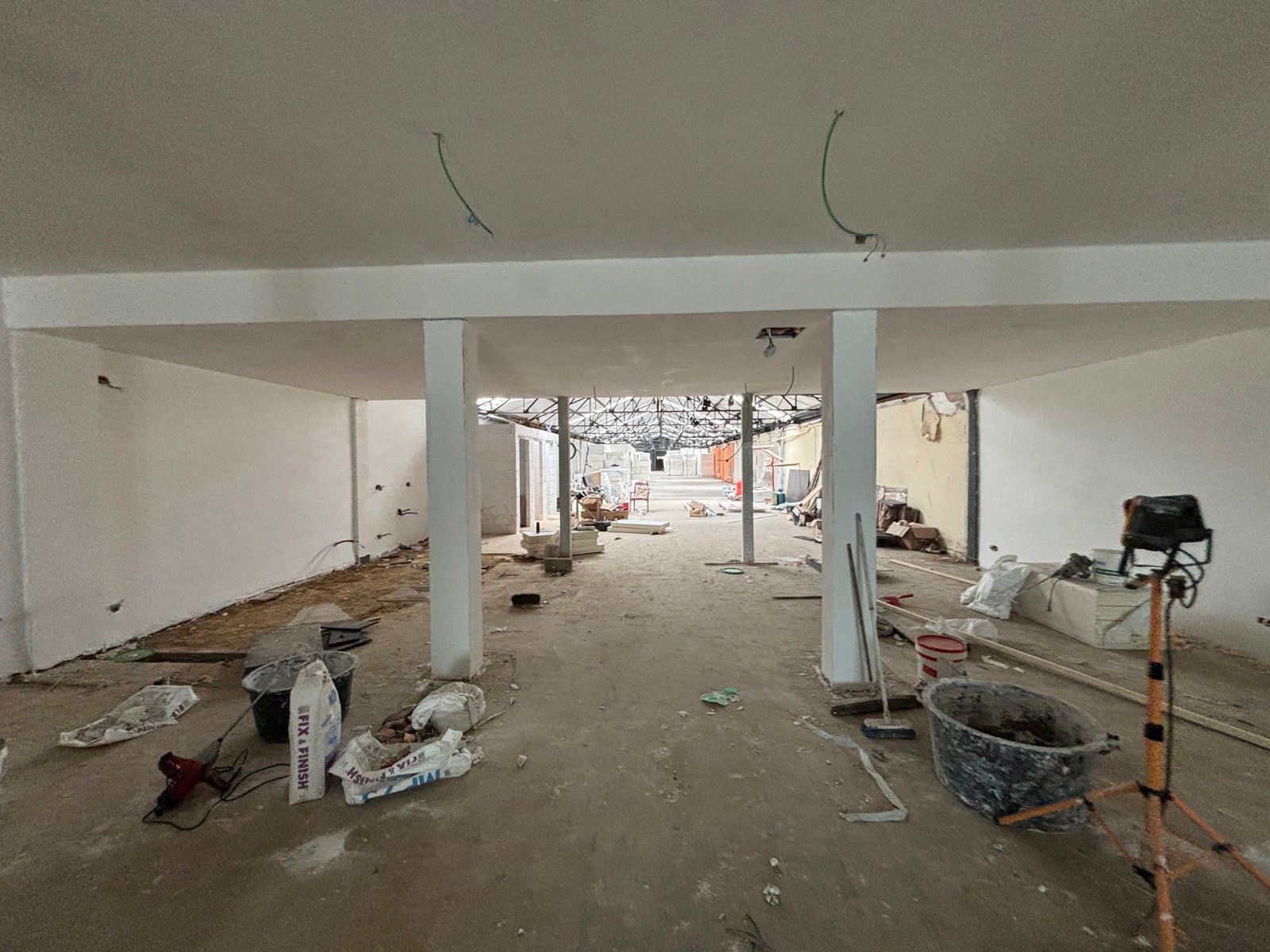 Handelsgelijkvloers te huur tegenover Carrefour Borsbeek foto 3