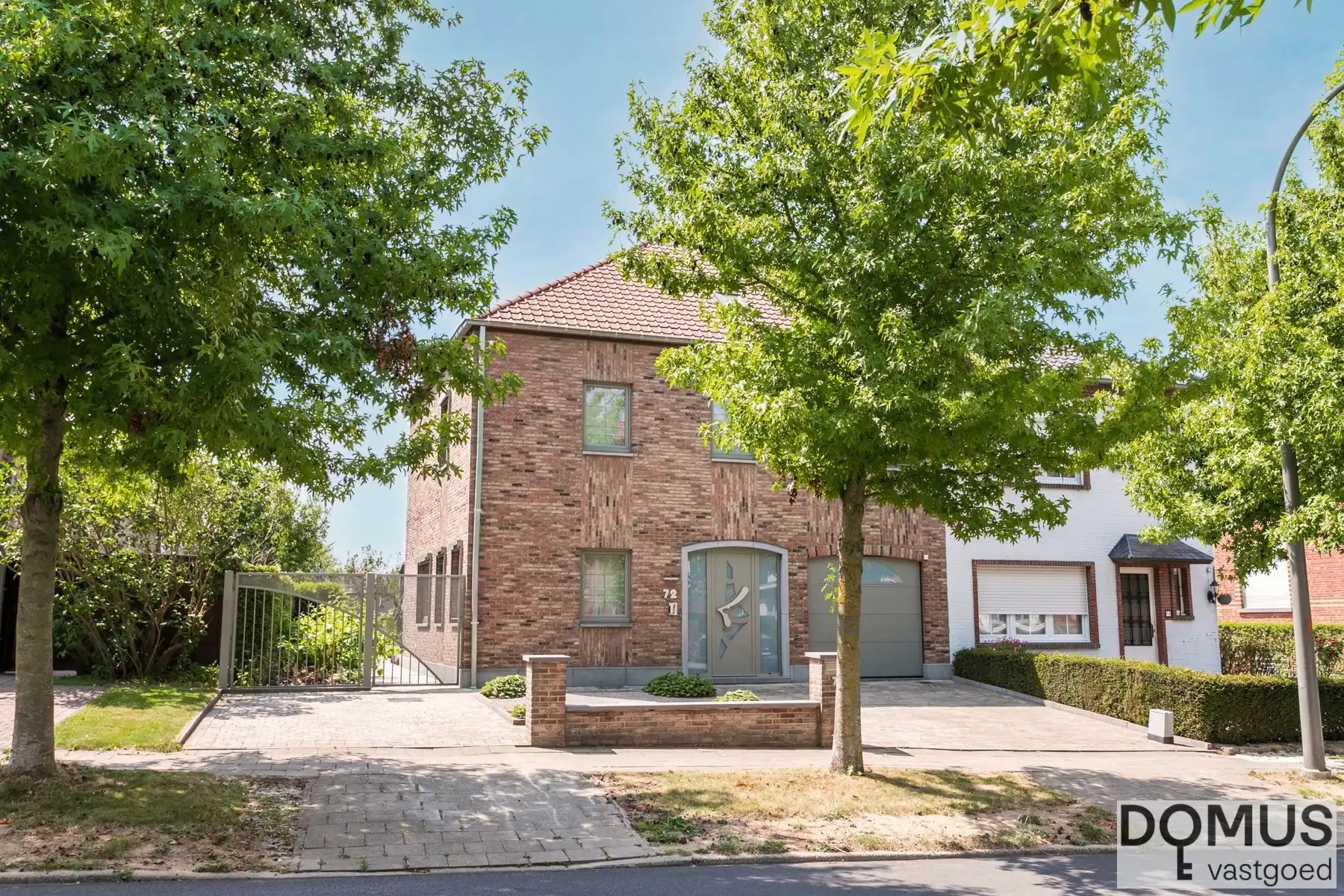 Instapklare 3-gevelwoning op topligging foto {{pictureIndex}}