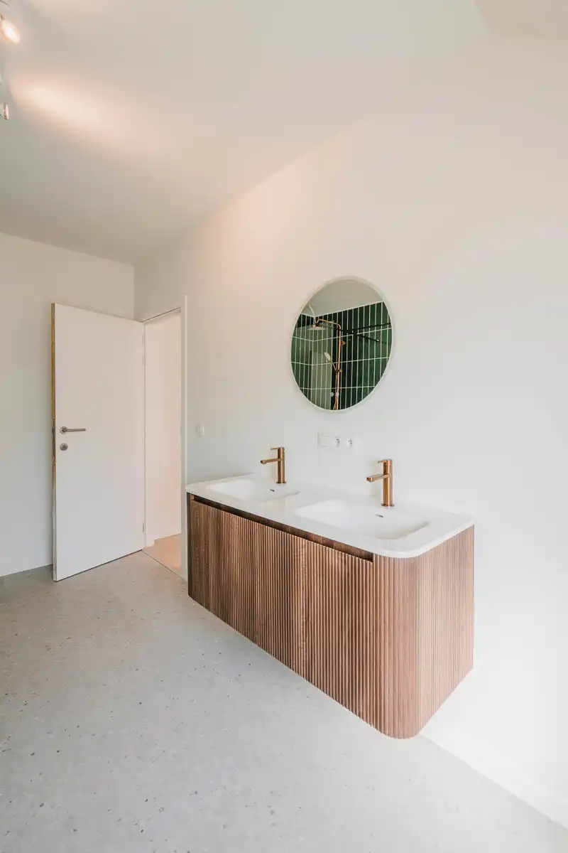 Recent gerenoveerde woning met grote loods foto 19