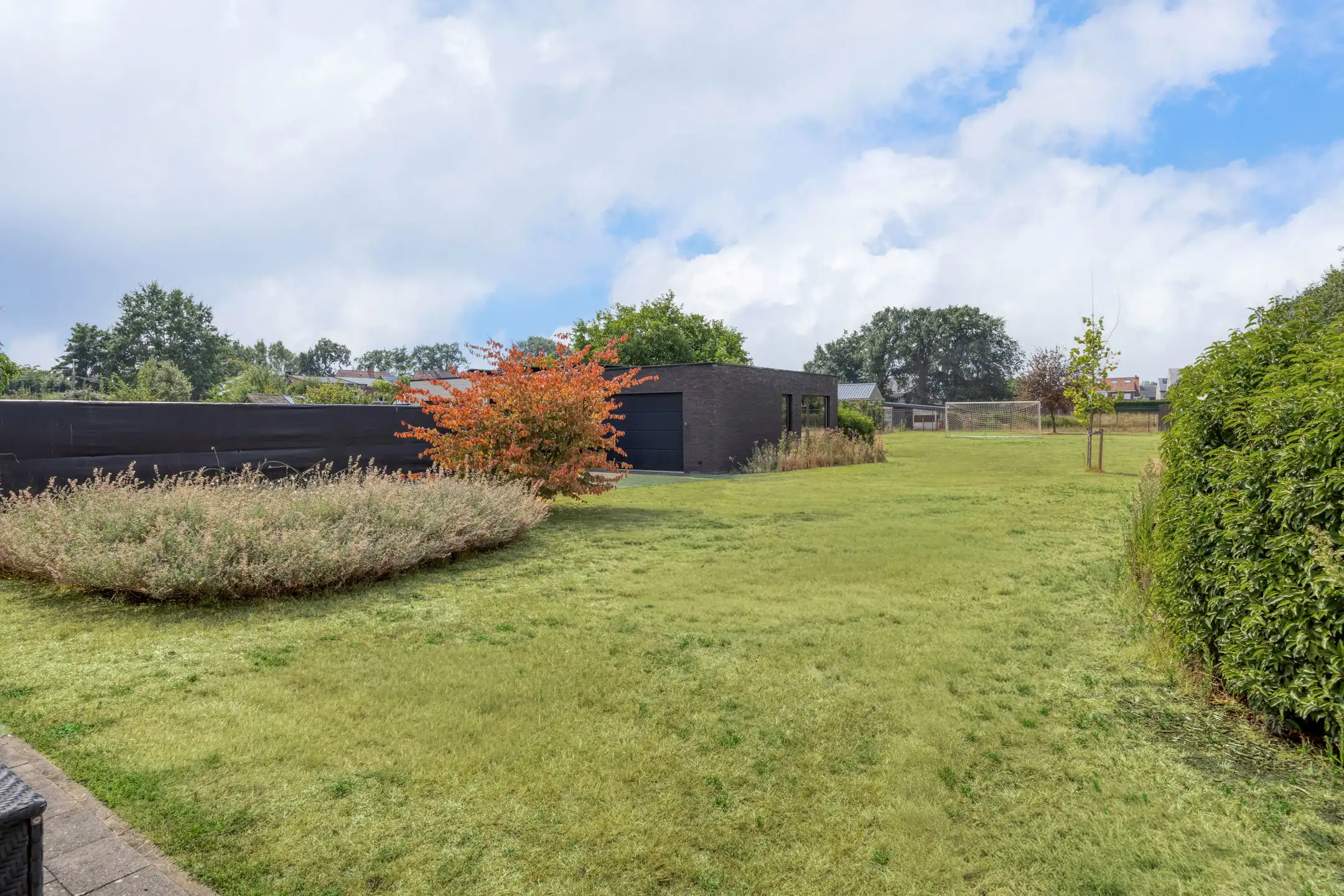 Moderne woning met tuin en bijgebouw in rustige wijk foto 24