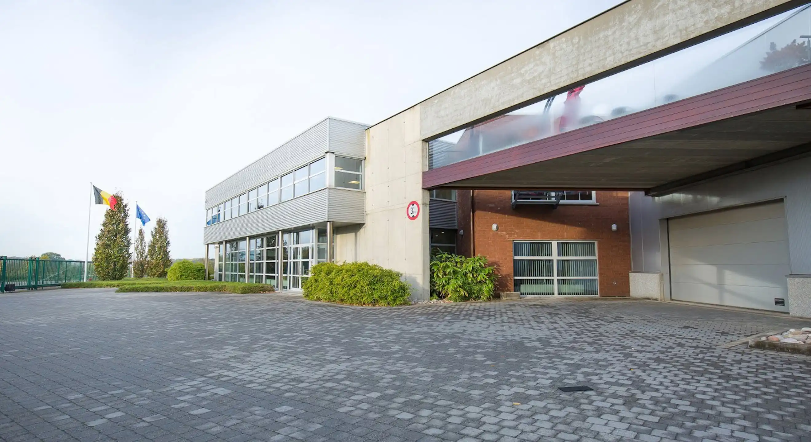 Bedrijfscomplex met atelier & kantoren – te koop / te huur foto {{pictureIndex}}