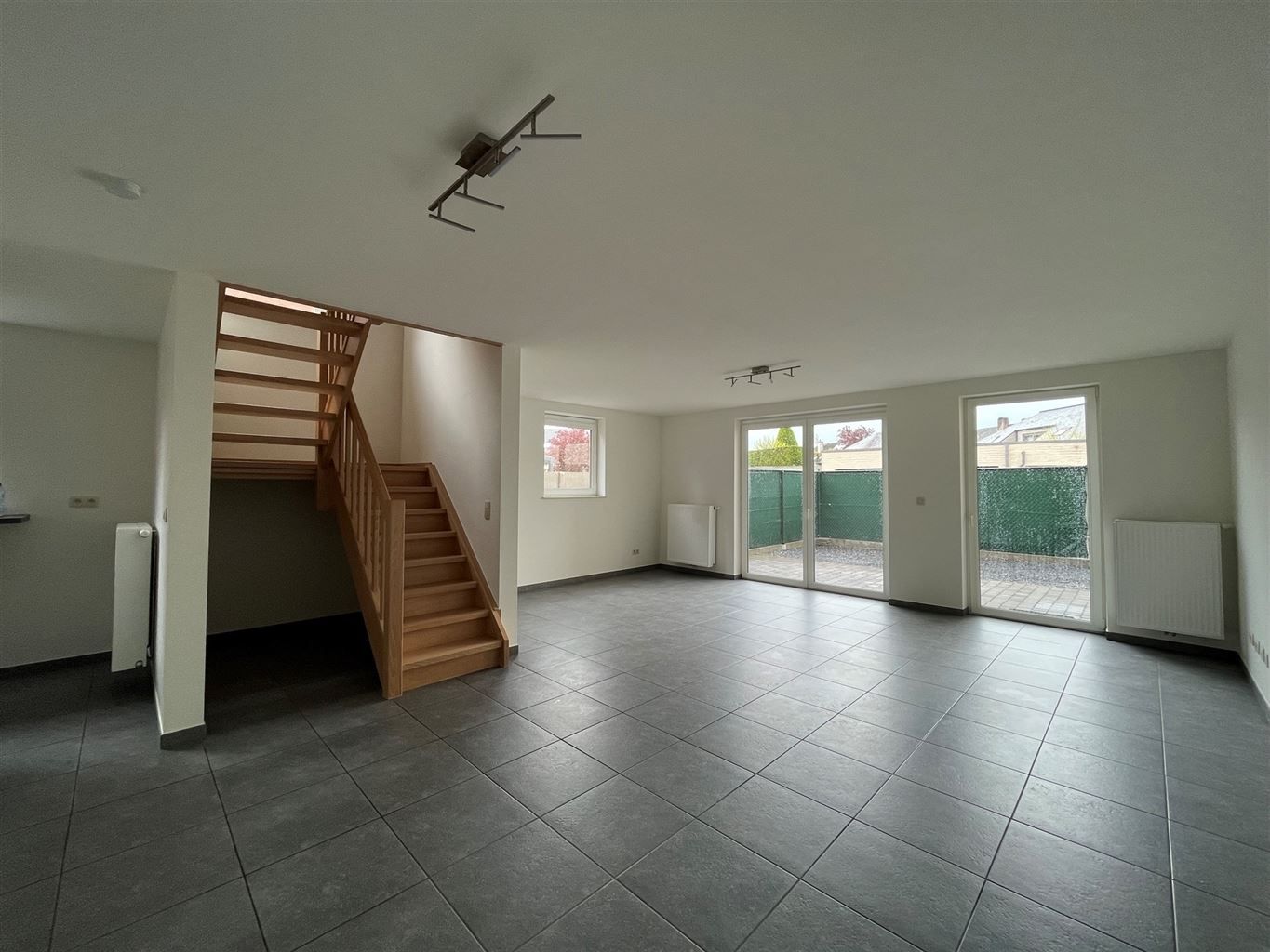 Instapklare stadswoning met 3 slaapkamers, aparte garage en tuintje. foto 6