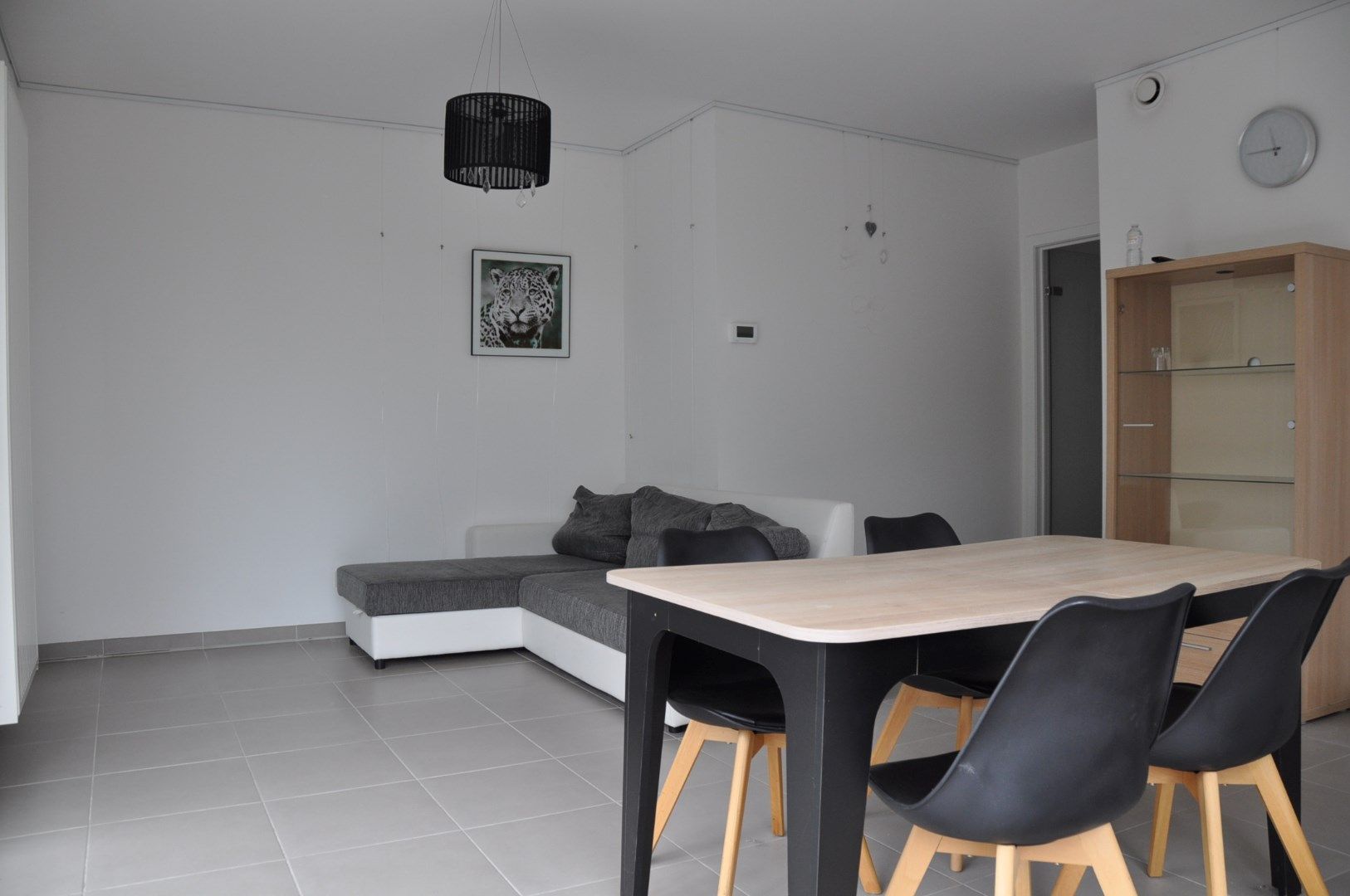Instapklaar appartement met 2 slaapkamers, terras, staanplaats. foto 4